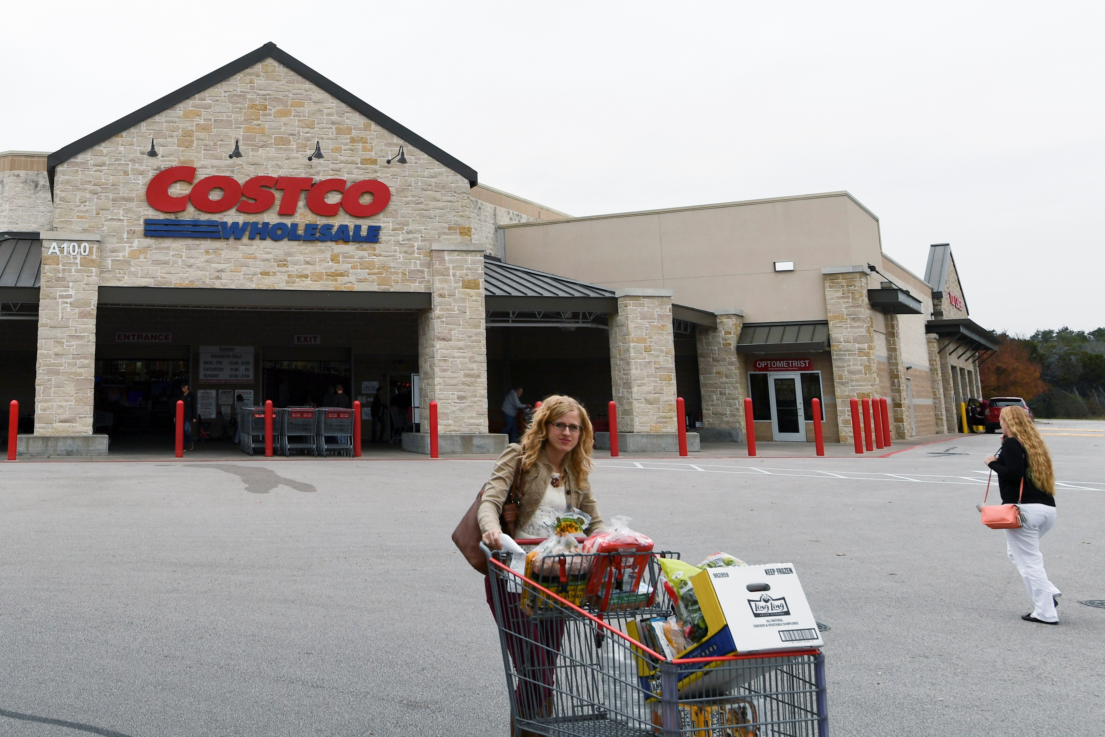 Costco Wholesale misses revenue estimates on weak discretionary spending
