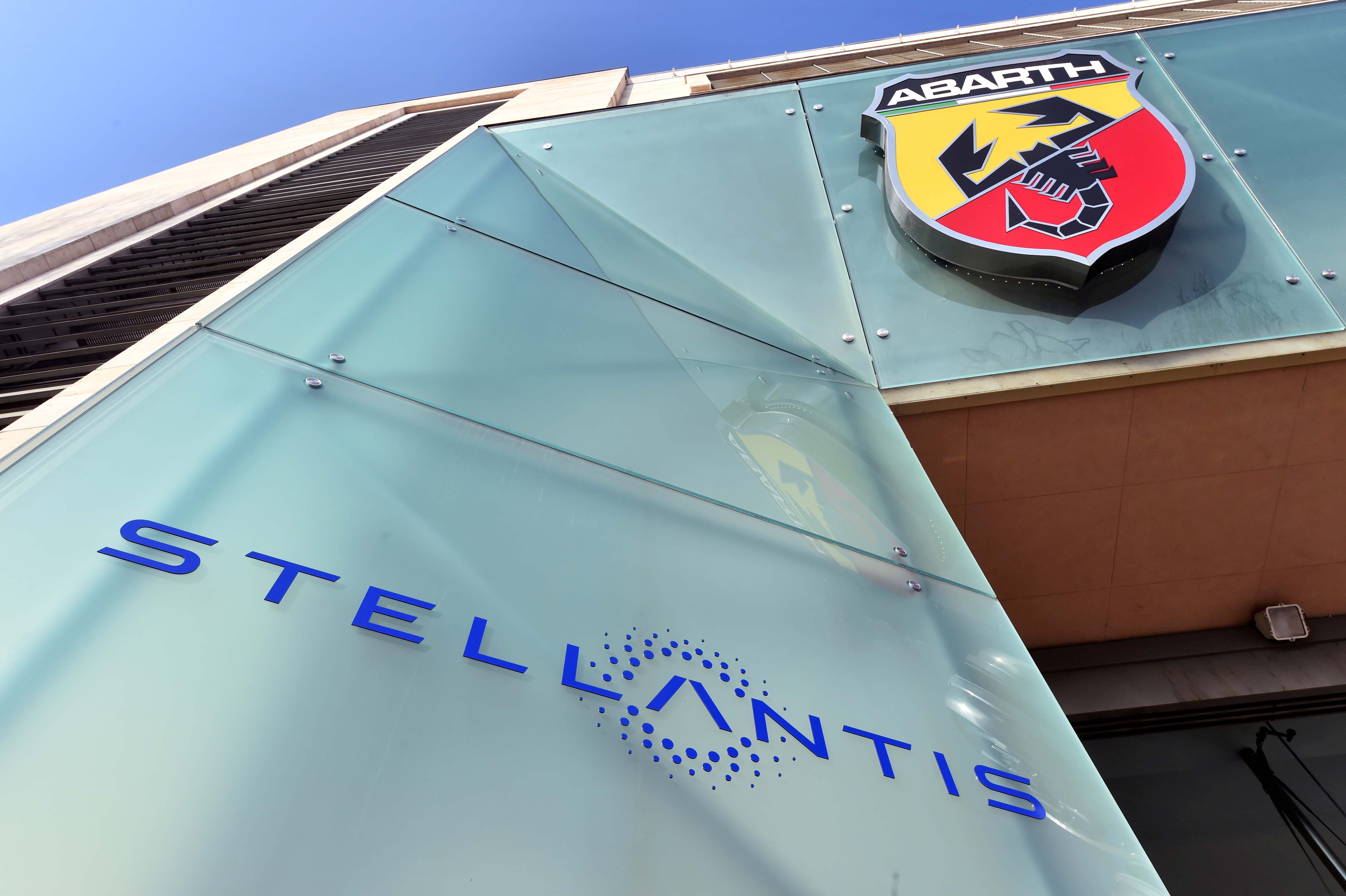 Stellantis debuts on Milan and Paris stock exchanges