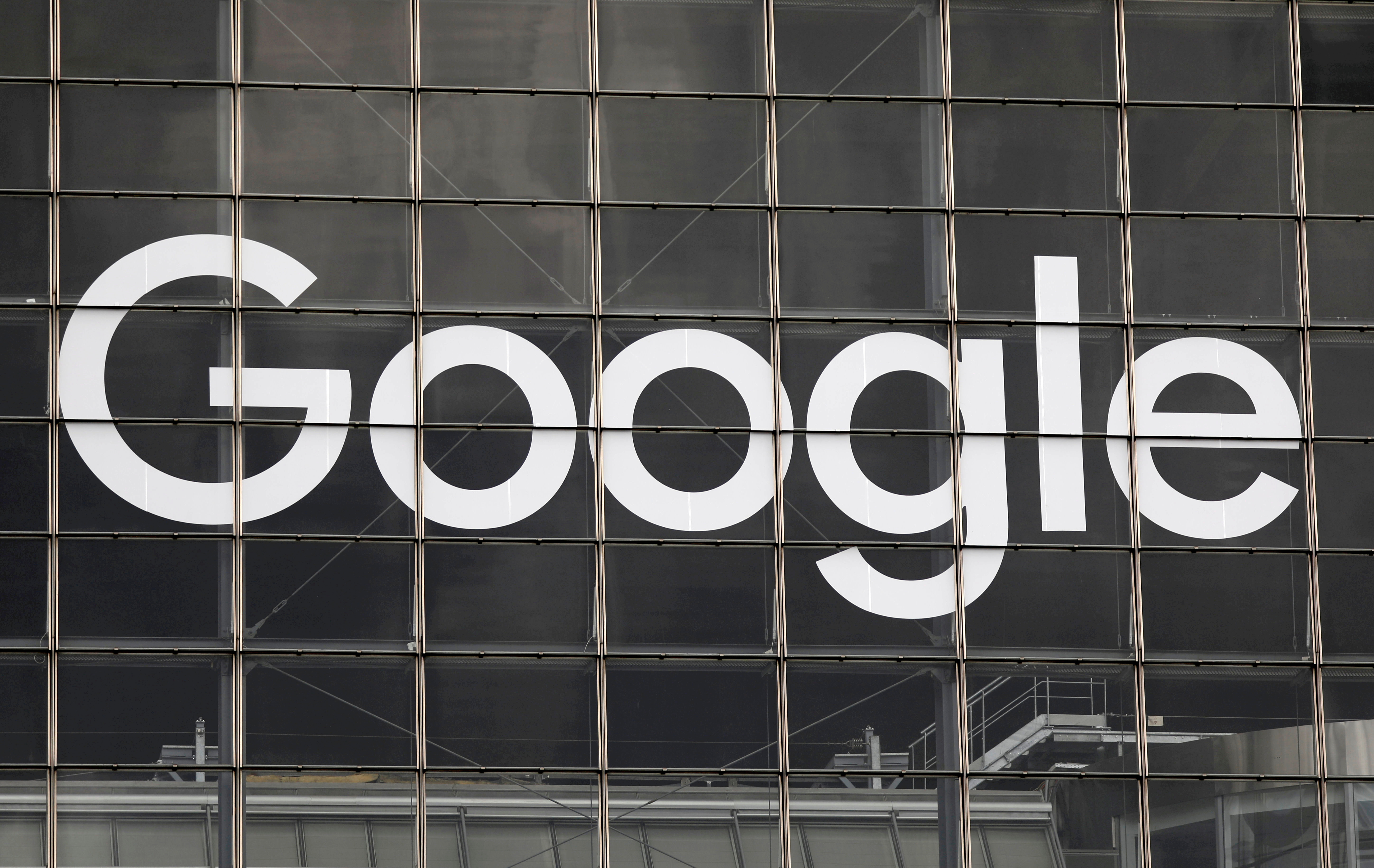 Logo của Google được nhìn thấy trên một tòa nhà tại khu kinh doanh và tài chính La Defense ở Courbevoie gần Paris, Pháp, ngày 1 tháng 9 năm 2020. REUTERS / Charles Platiau / File Photo