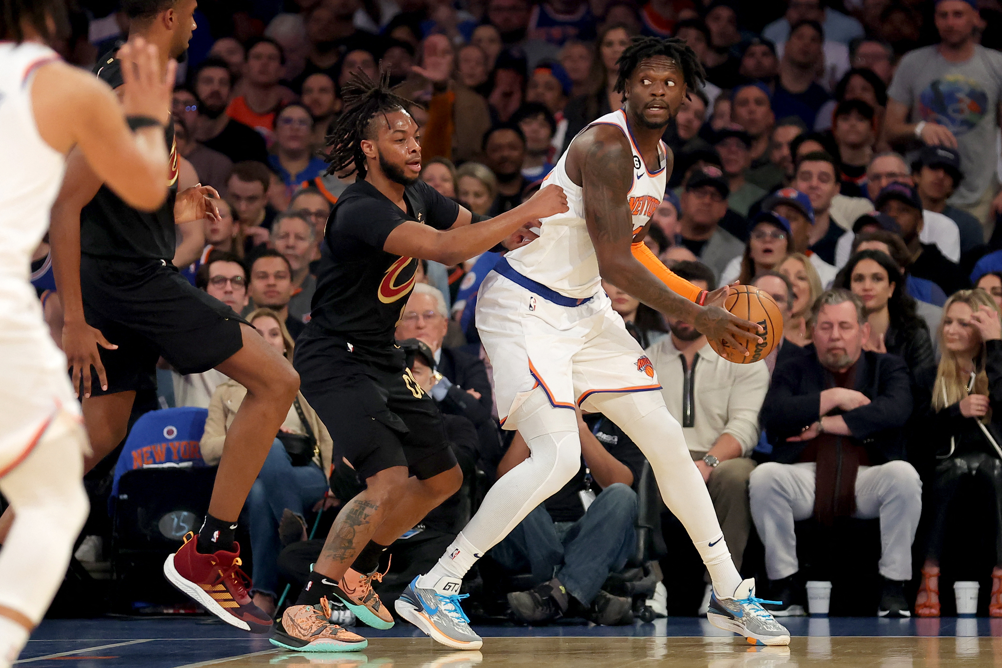 Knicks hold down Cavaliers in Game 3 rout