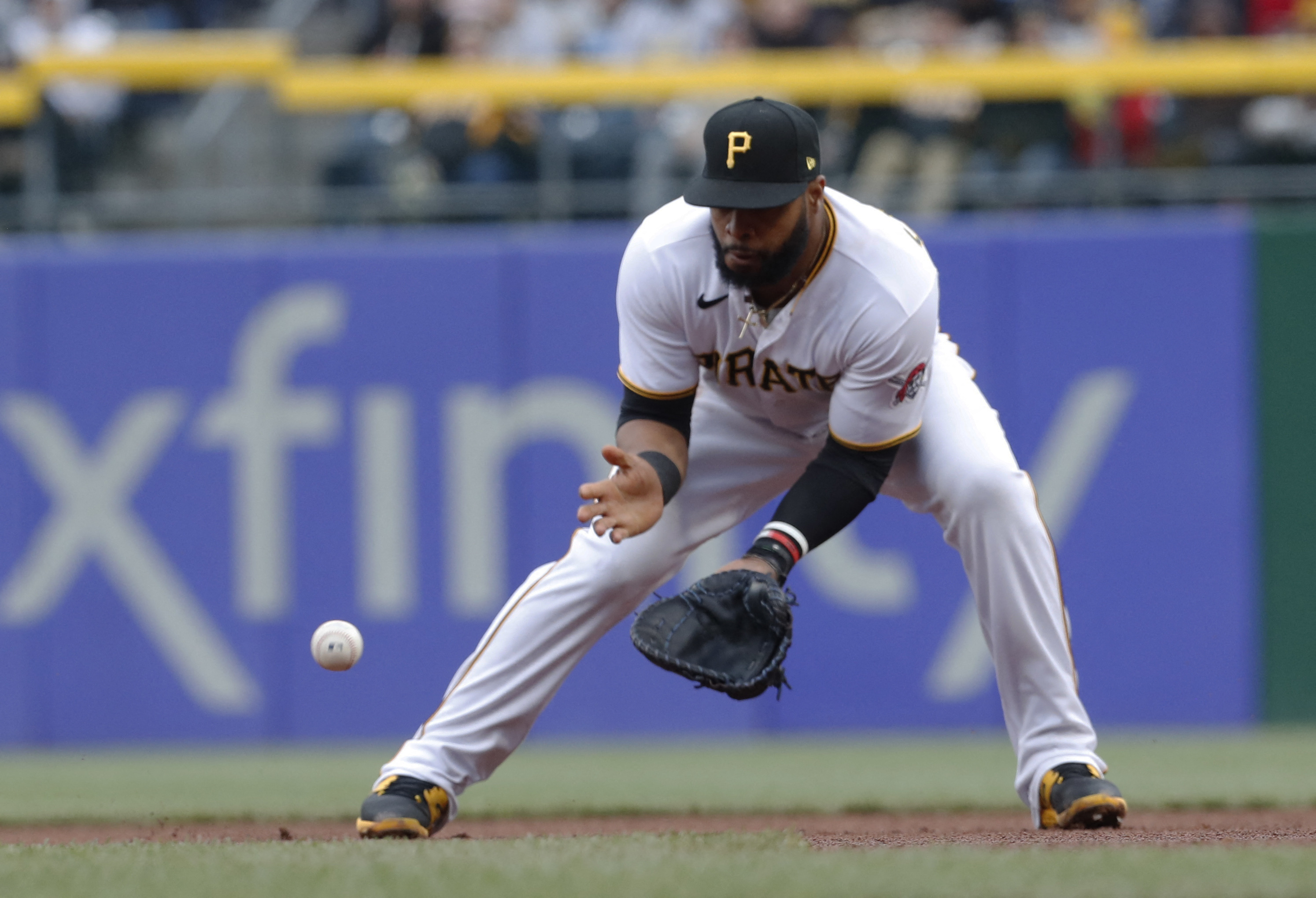 Suwinski double keys 4-run 7th, Pirates beat Reds 8-3