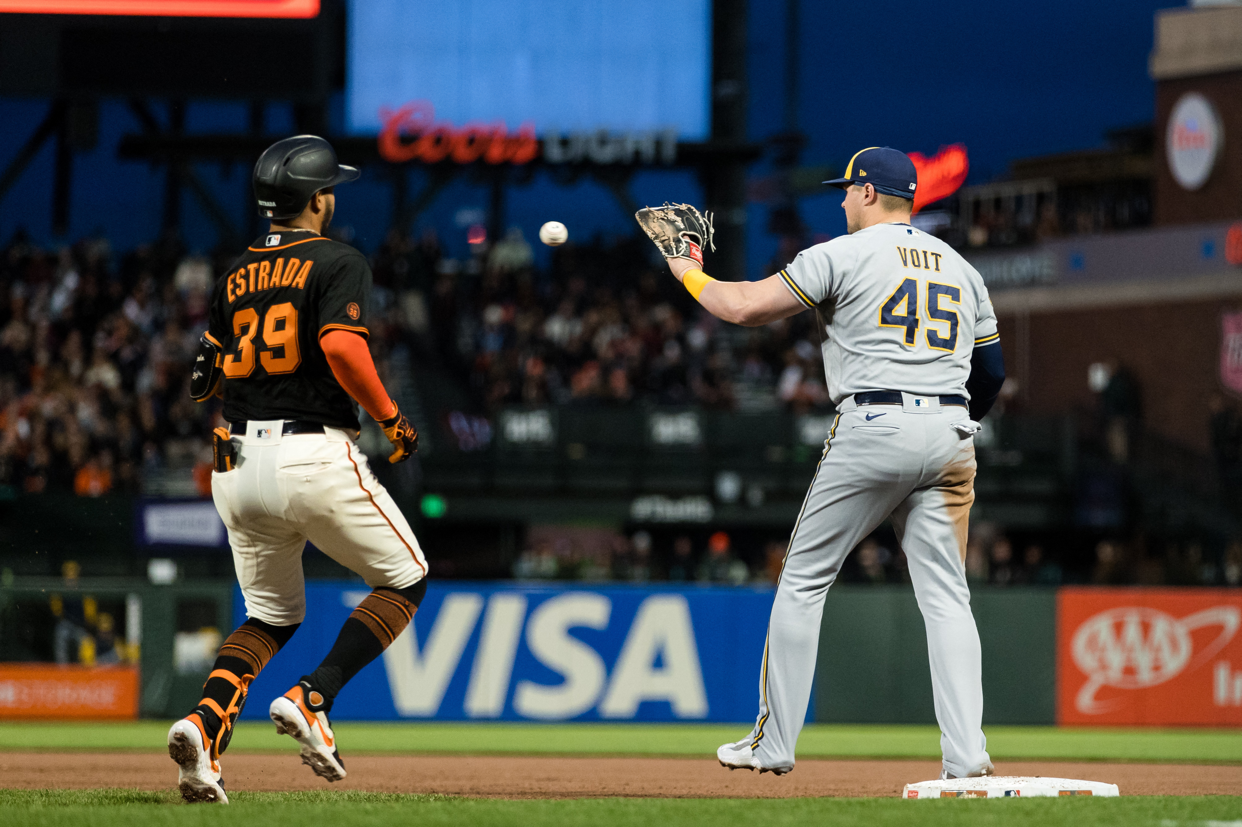 Giants beat Brewers 4-2