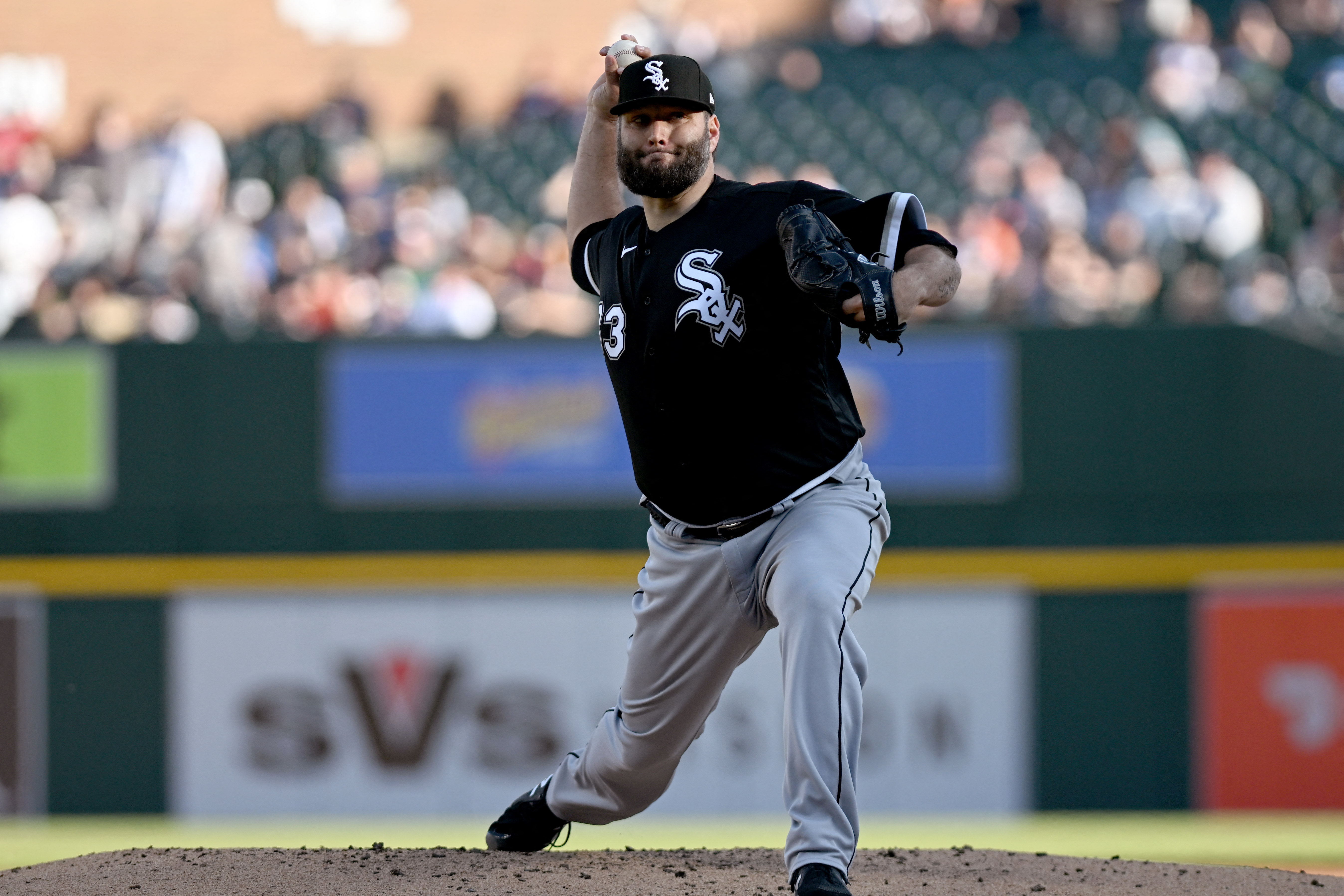 White Sox score early and often, rout Tigers