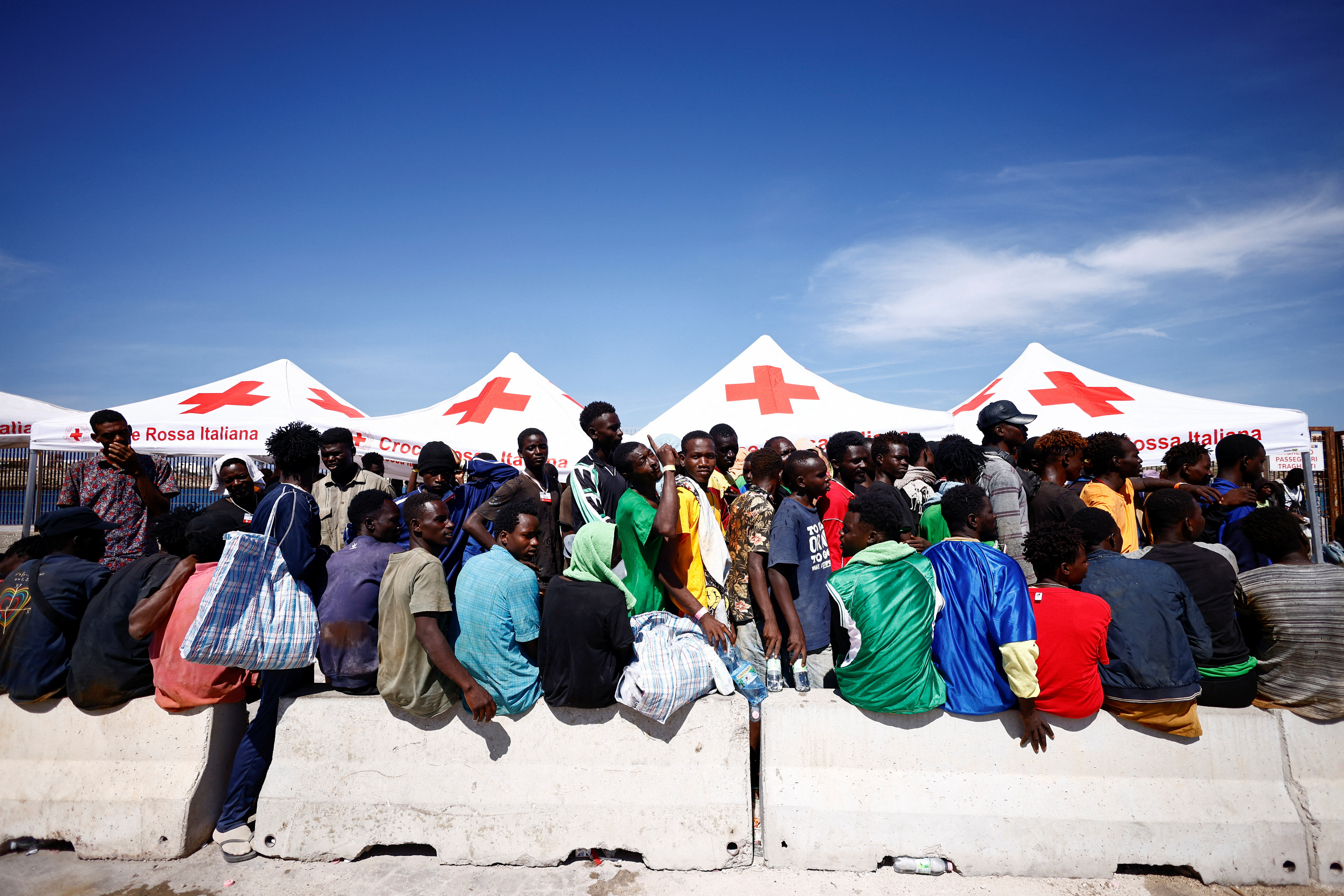 Lampedusa in Italia è “al punto di non ritorno” con i migranti, dice il sindaco della città