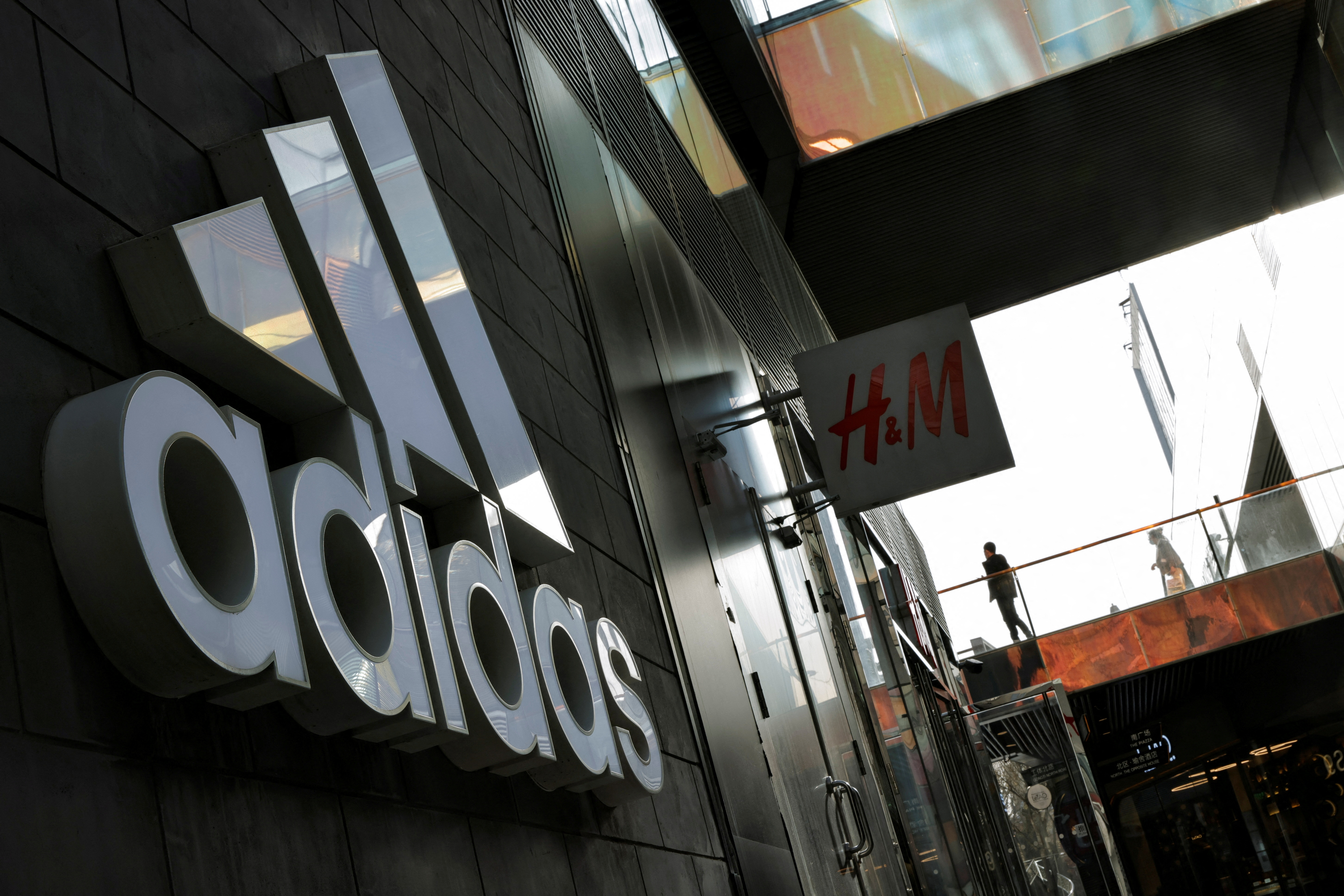 Enlace sangrado primer ministro Adidas lowers 2022 expectations amid China lockdowns | Reuters