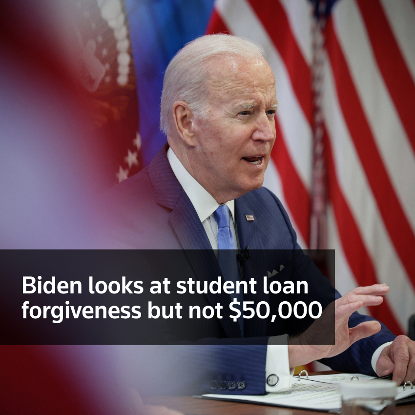 Biden analiza la condonación de préstamos estudiantiles, pero no $50,000