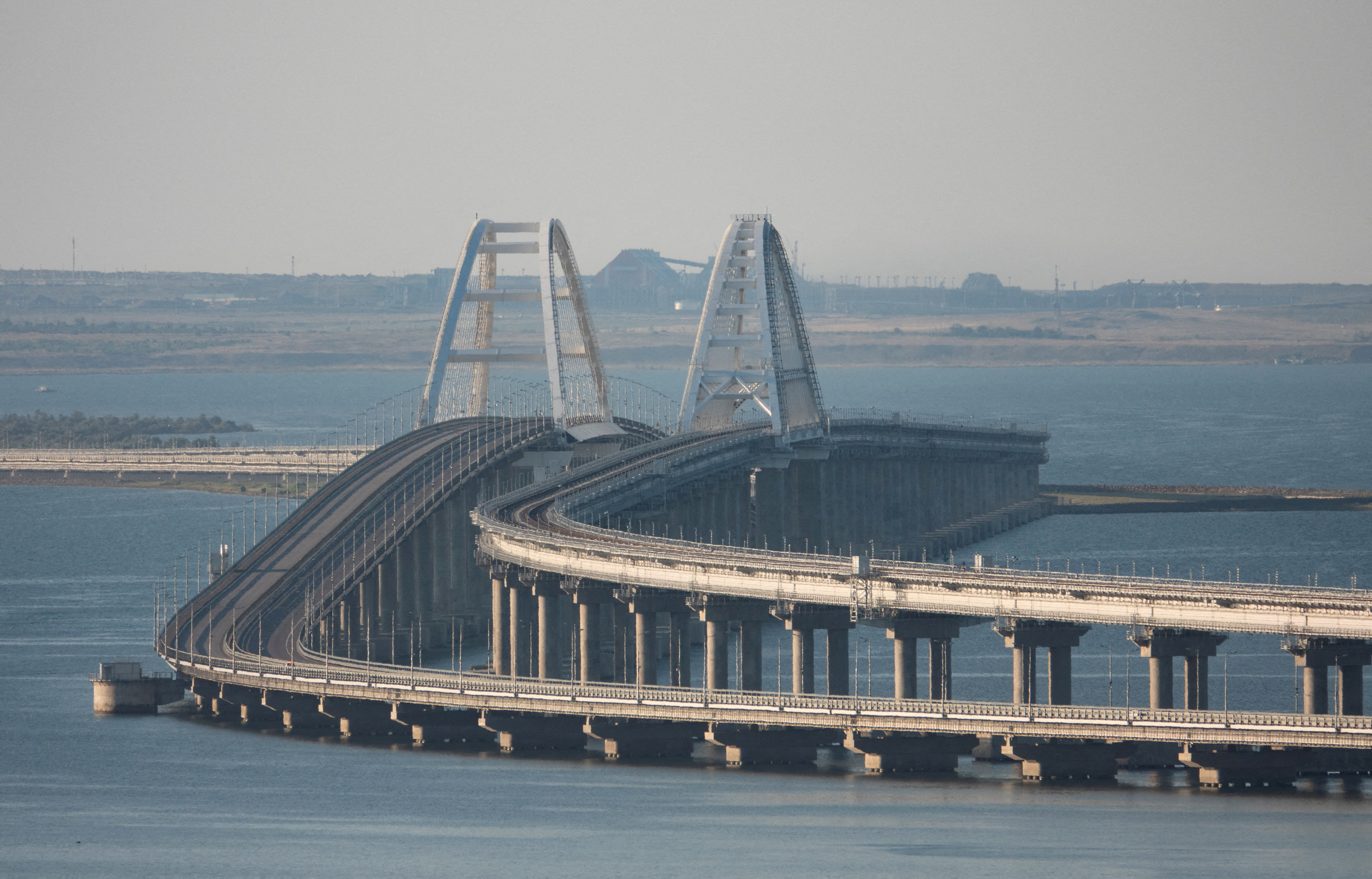 Крымский мост расположен. Мост через Керченский пролив. Крымский мост 16 июля 2023. Крымский мост 17 июля 2023. Крымский мост взорвали 17 июля 2023.
