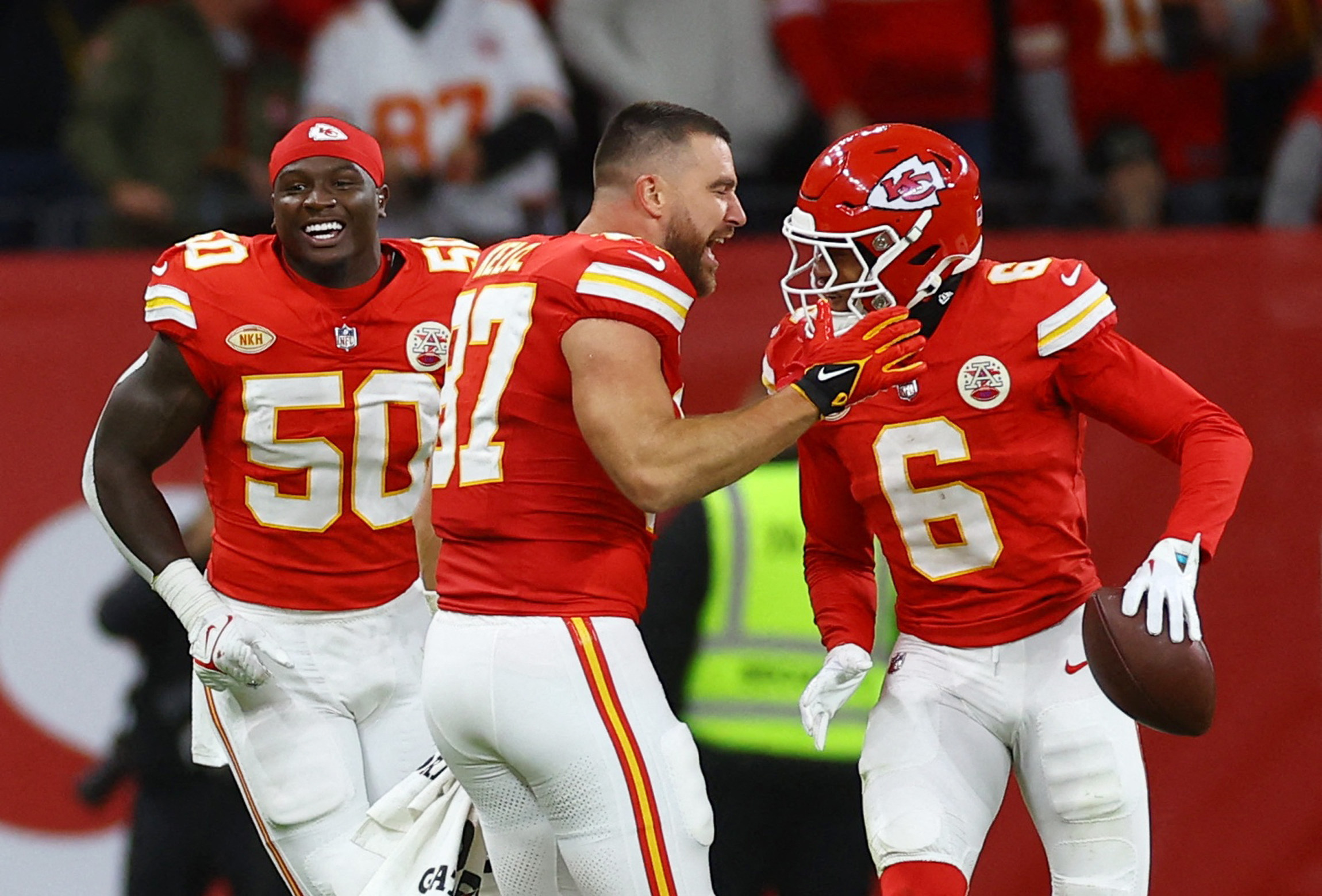 Chiefs stifle Dolphins' offense, grab key AFC win | Reuters