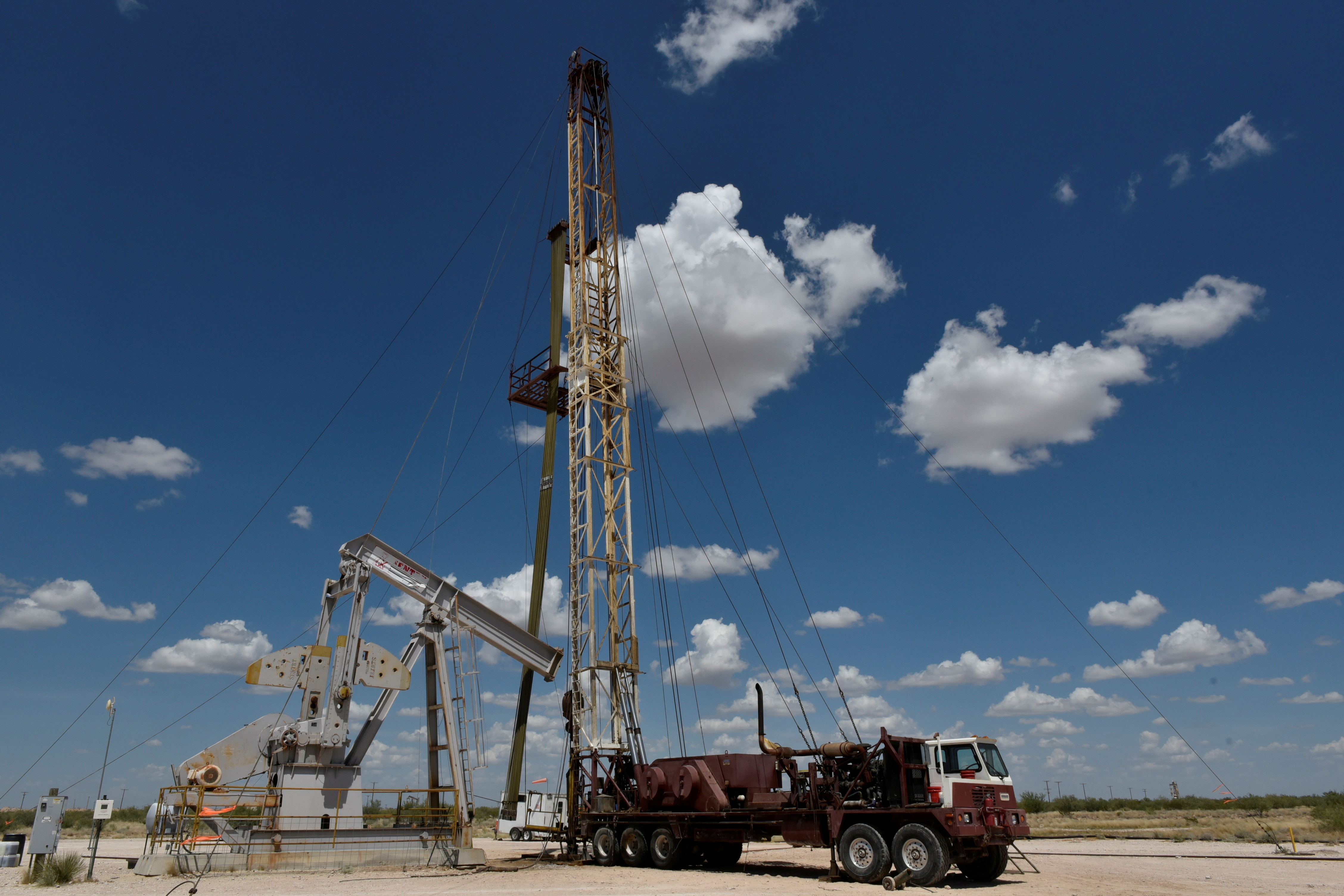 A work-over rig performs maintenance on an oil well in the Permian Basin oil production area near Wink, Texas U.S. August 22, 2018. Picture taken August 22, 2018. REUTERS/Nick Oxford/File Photo/File Photo