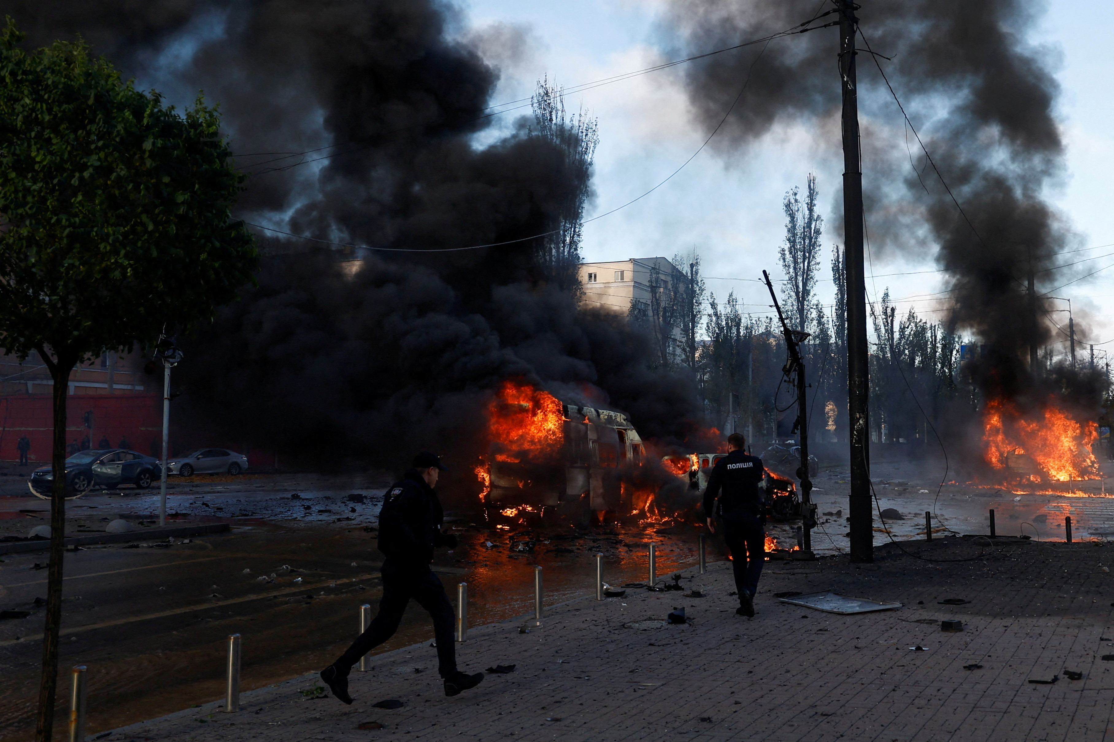 Attack by a Russian missile strikes infrastructure in Kiev: