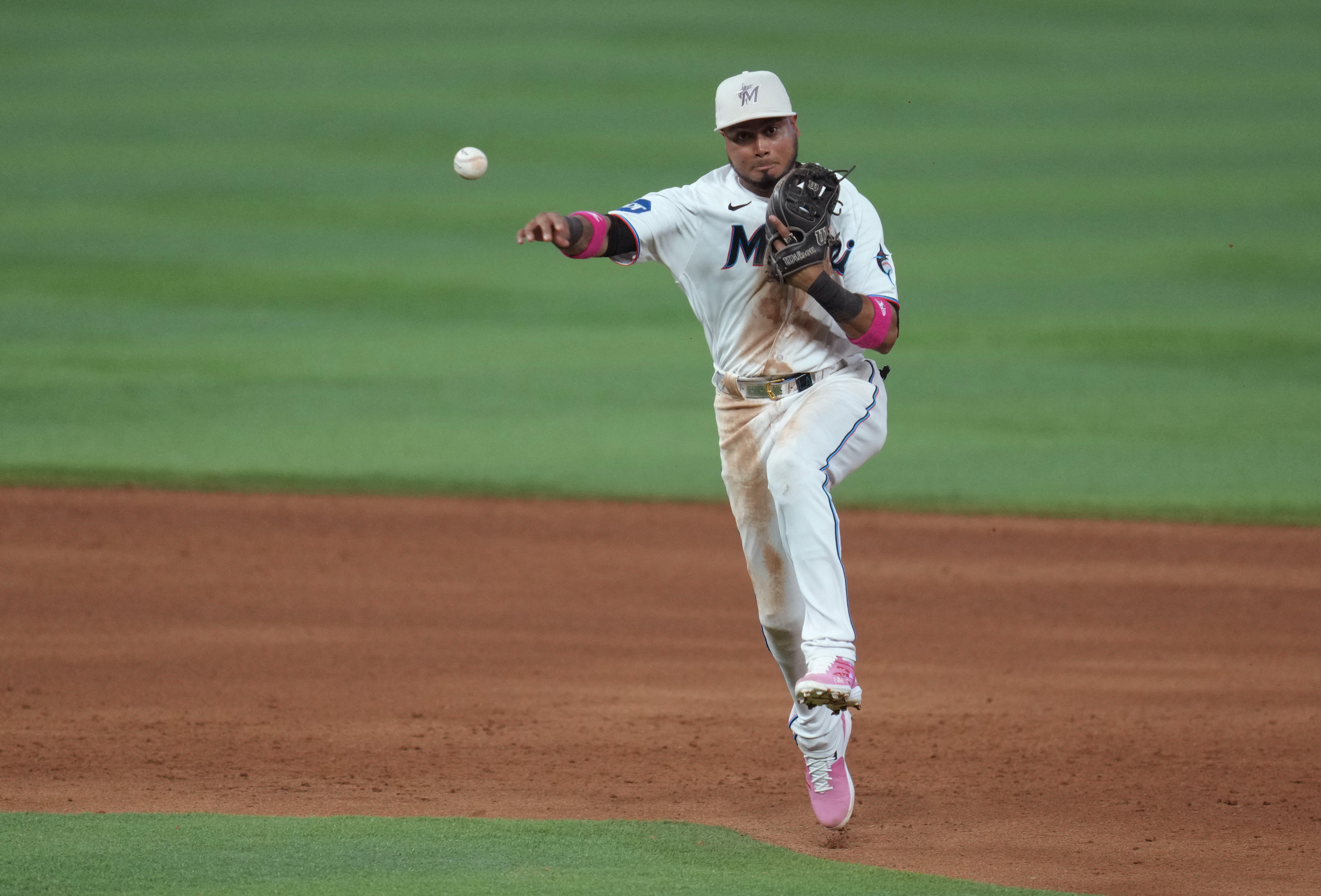 Garrett Cooper helps Marlins subdue Reds