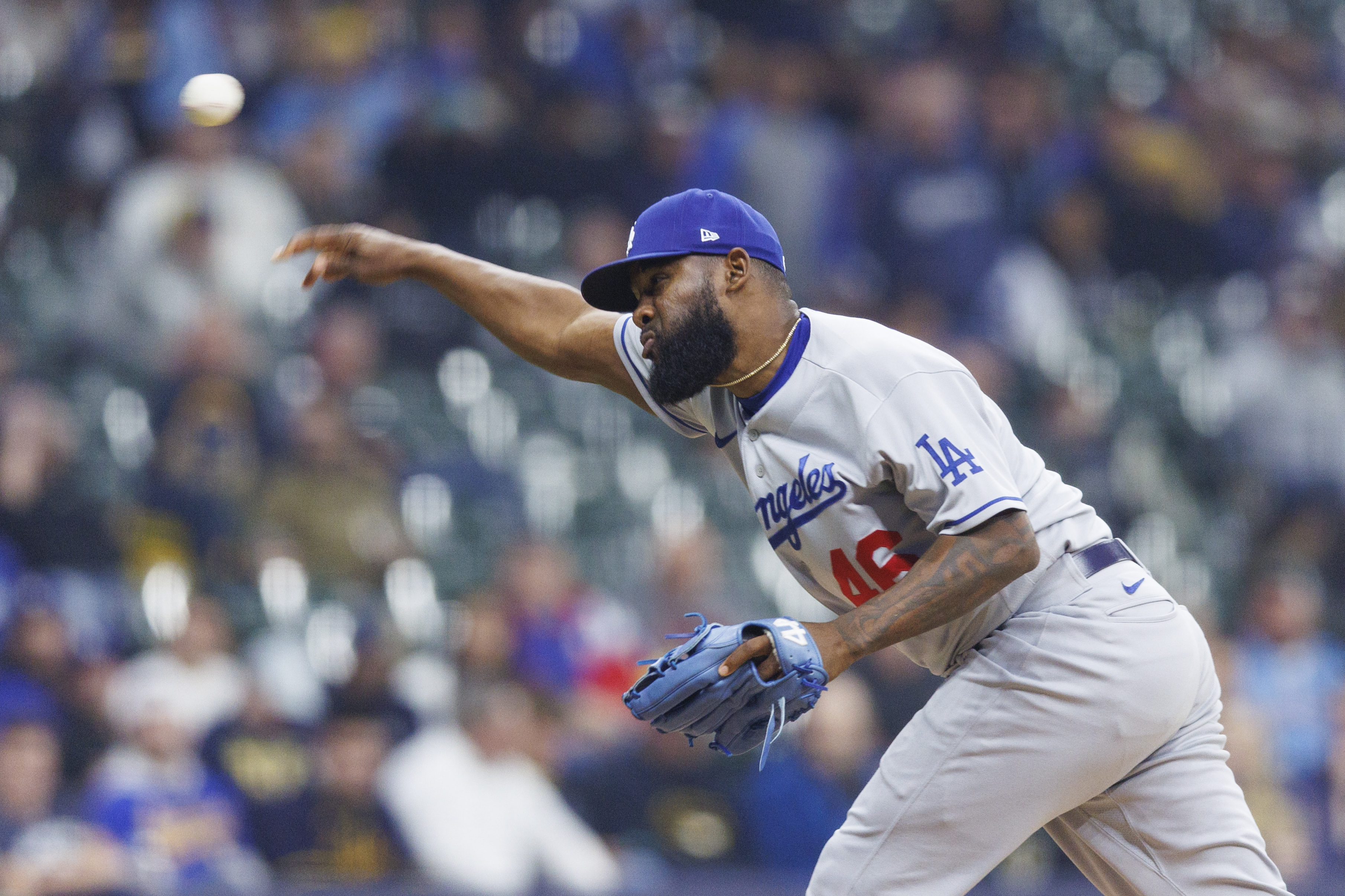 Brewers cool off red-hot Dodgers to open series