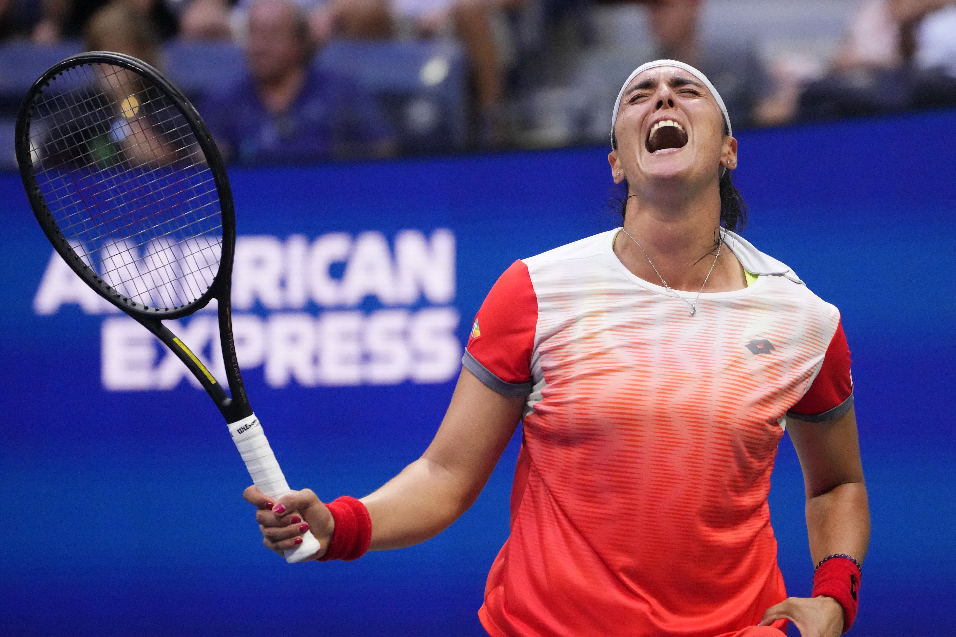 Swiatek Defeats Jabeur to Clinch US Open Crown