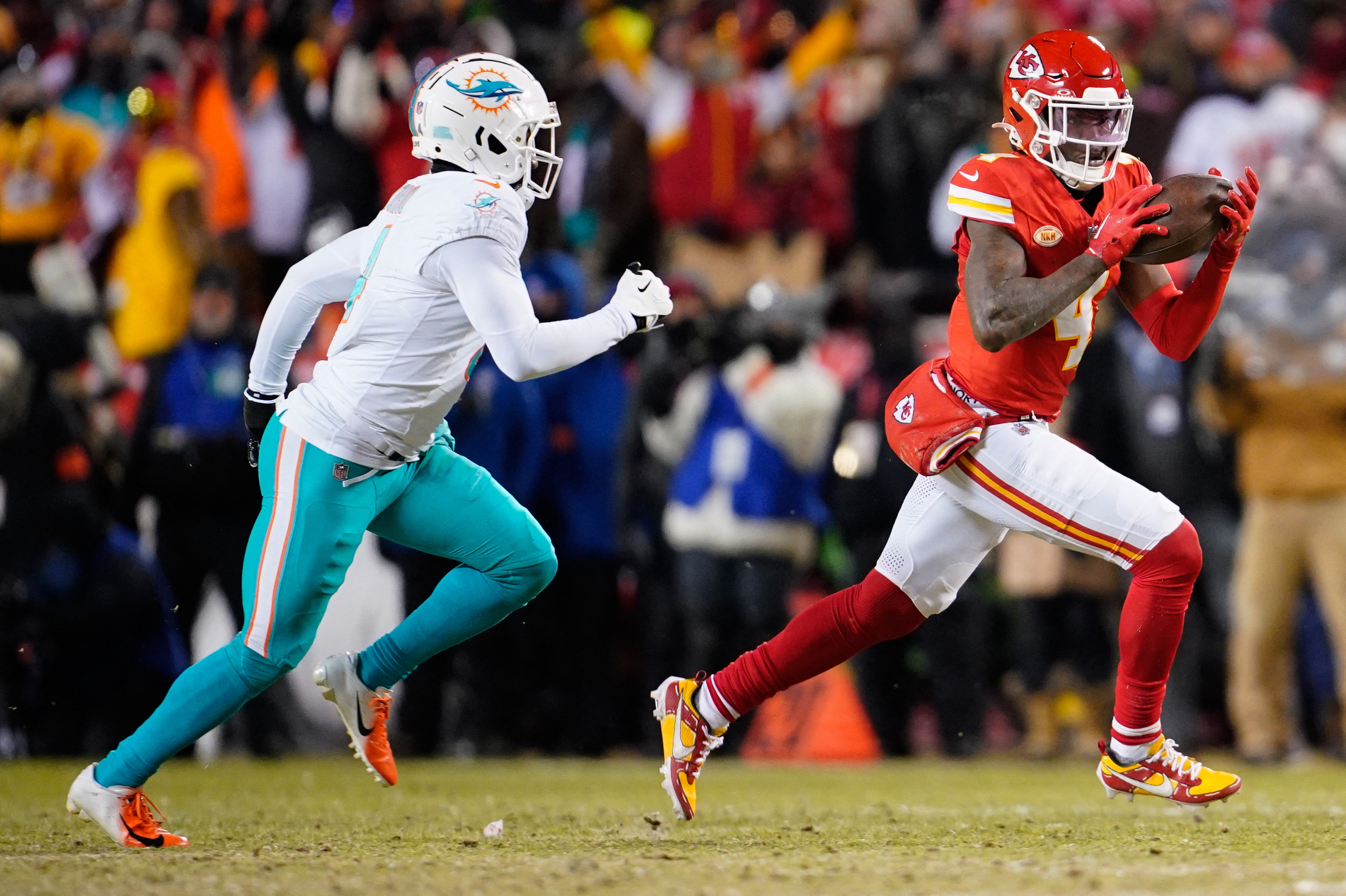 Chiefs shut down Dolphins in frigid AFC wild-card game | Reuters