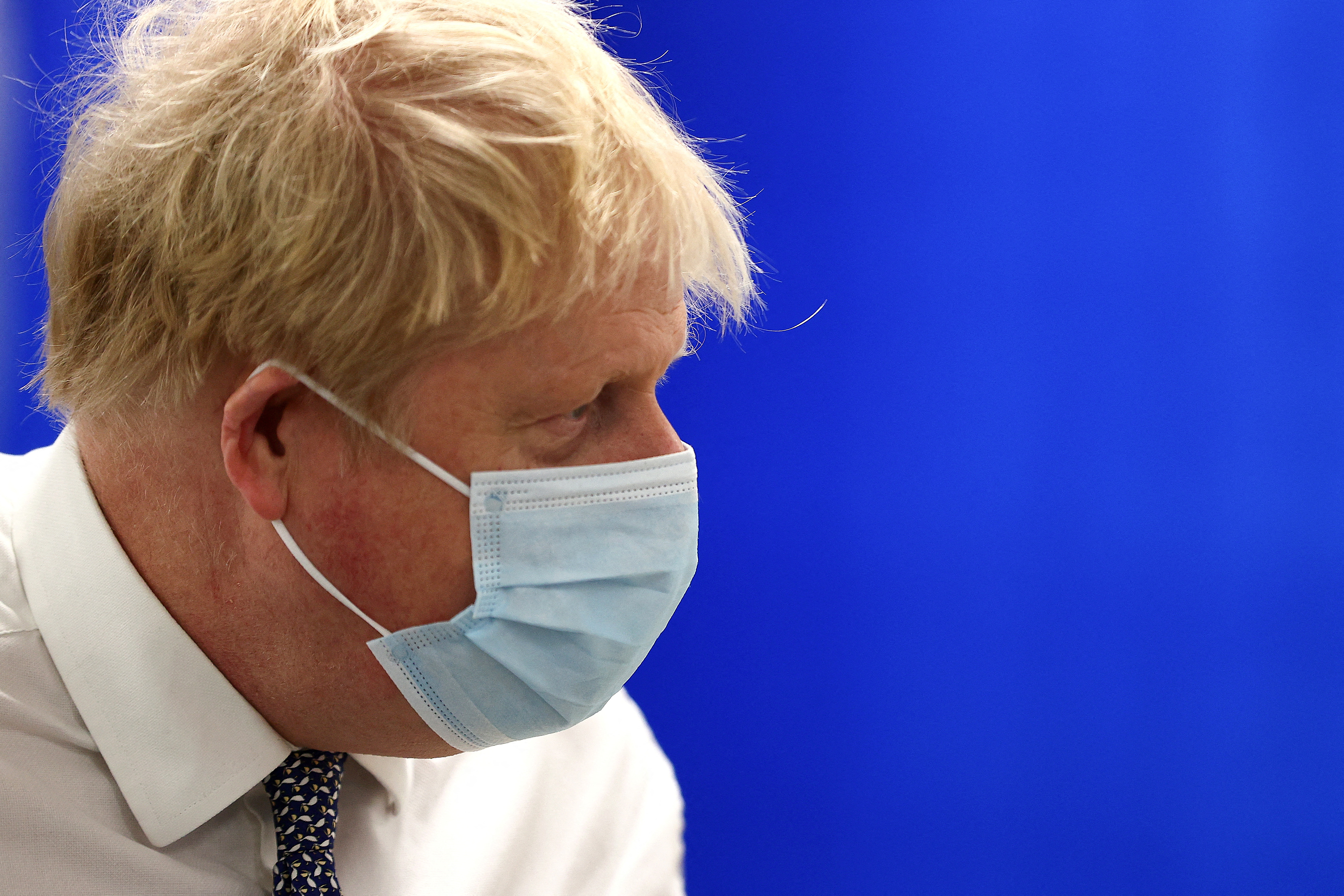 O primeiro-ministro da Grã-Bretanha, Boris Johnson, usando uma cobertura facial para ajudar a mitigar a propagação do Covid-19, visita o Hospital Universitário Milton Keynes, ao norte de Londres, Grã-Bretanha, em 24 de janeiro de 2022. Adrian Dennis/Pool via REUTERS