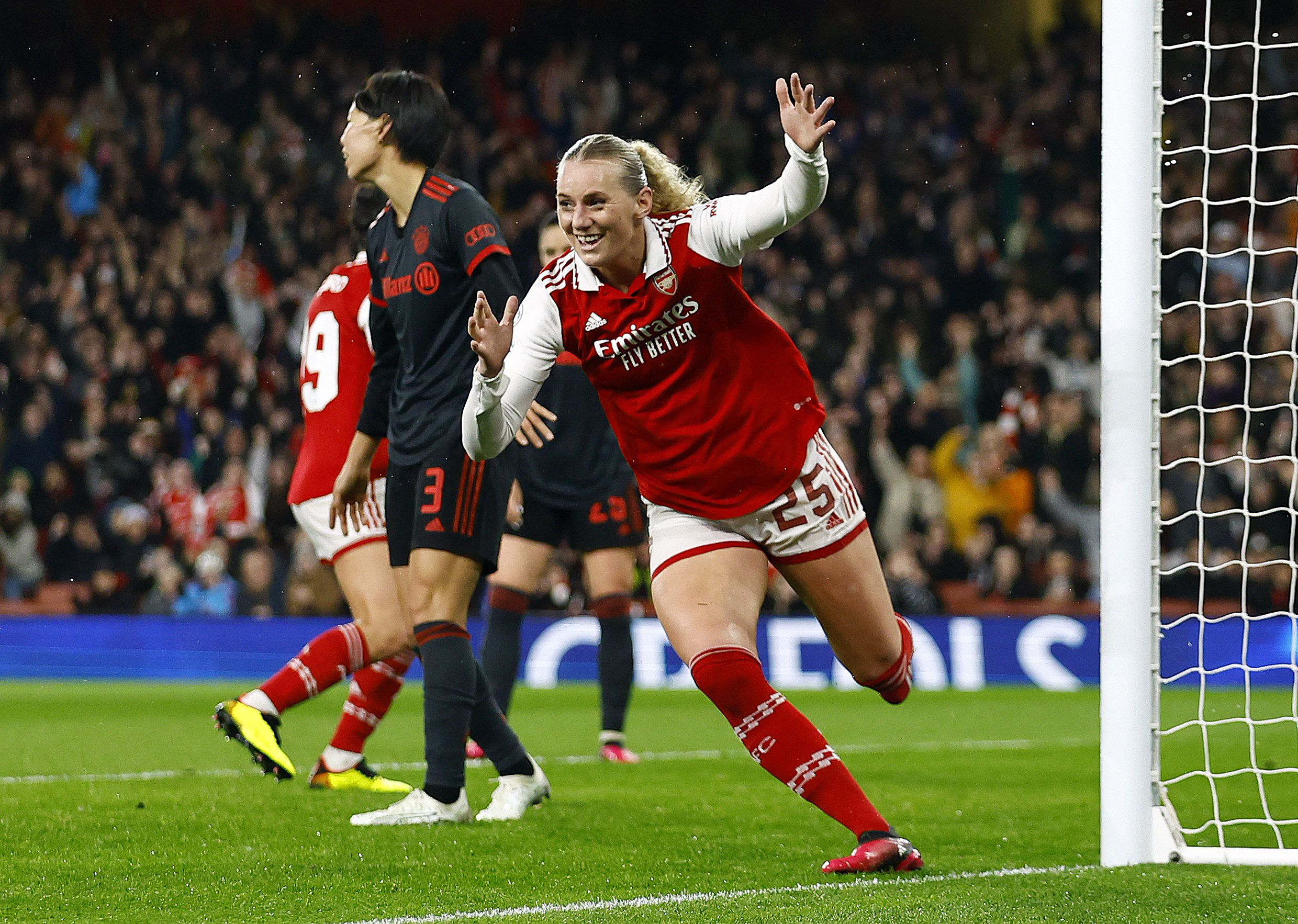 Arsenal close in on Women's Champions League quarter-finals after