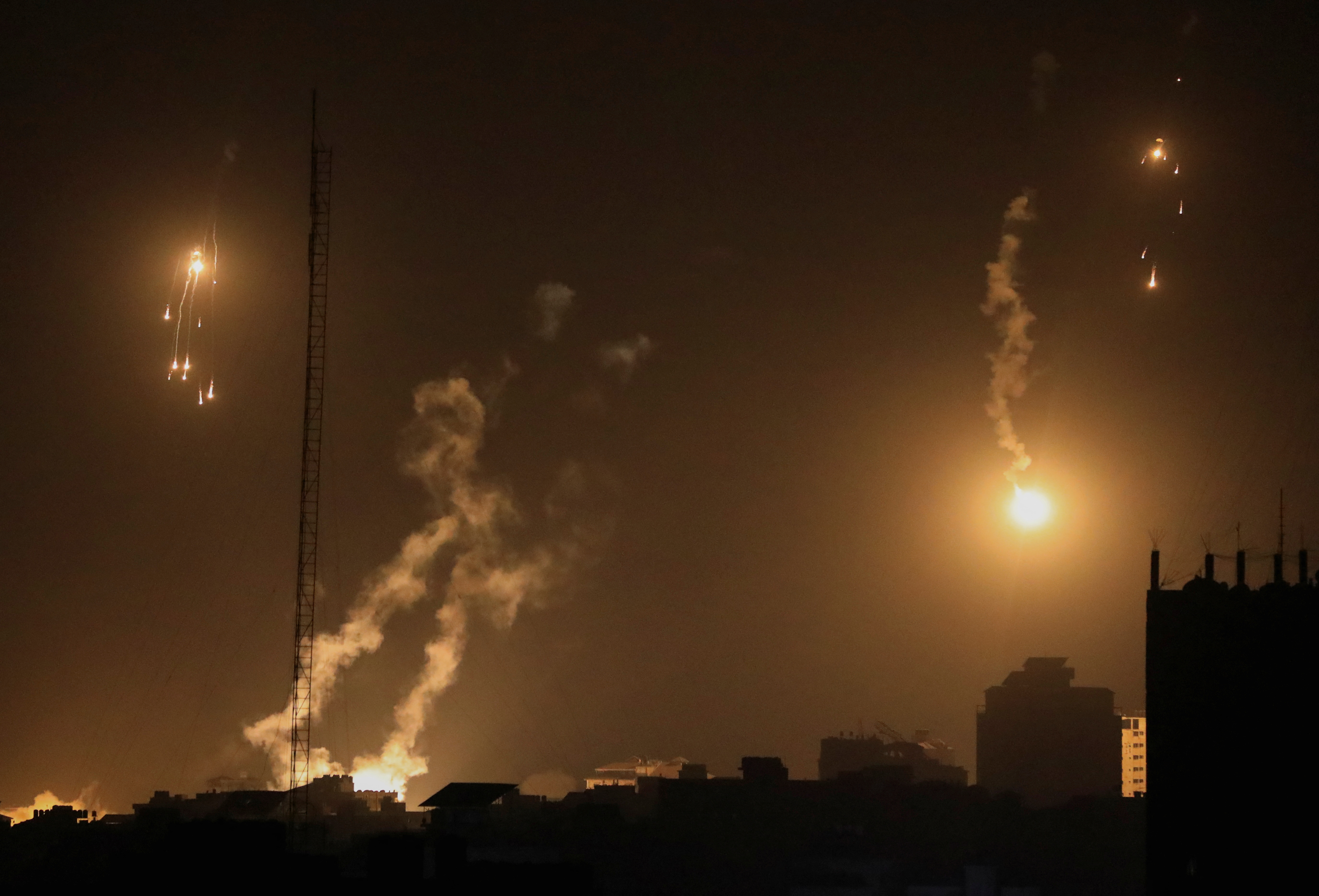 İsrail'in Gazze'ye düzenlediği hava saldırısında duman ve alevler yükseliyor