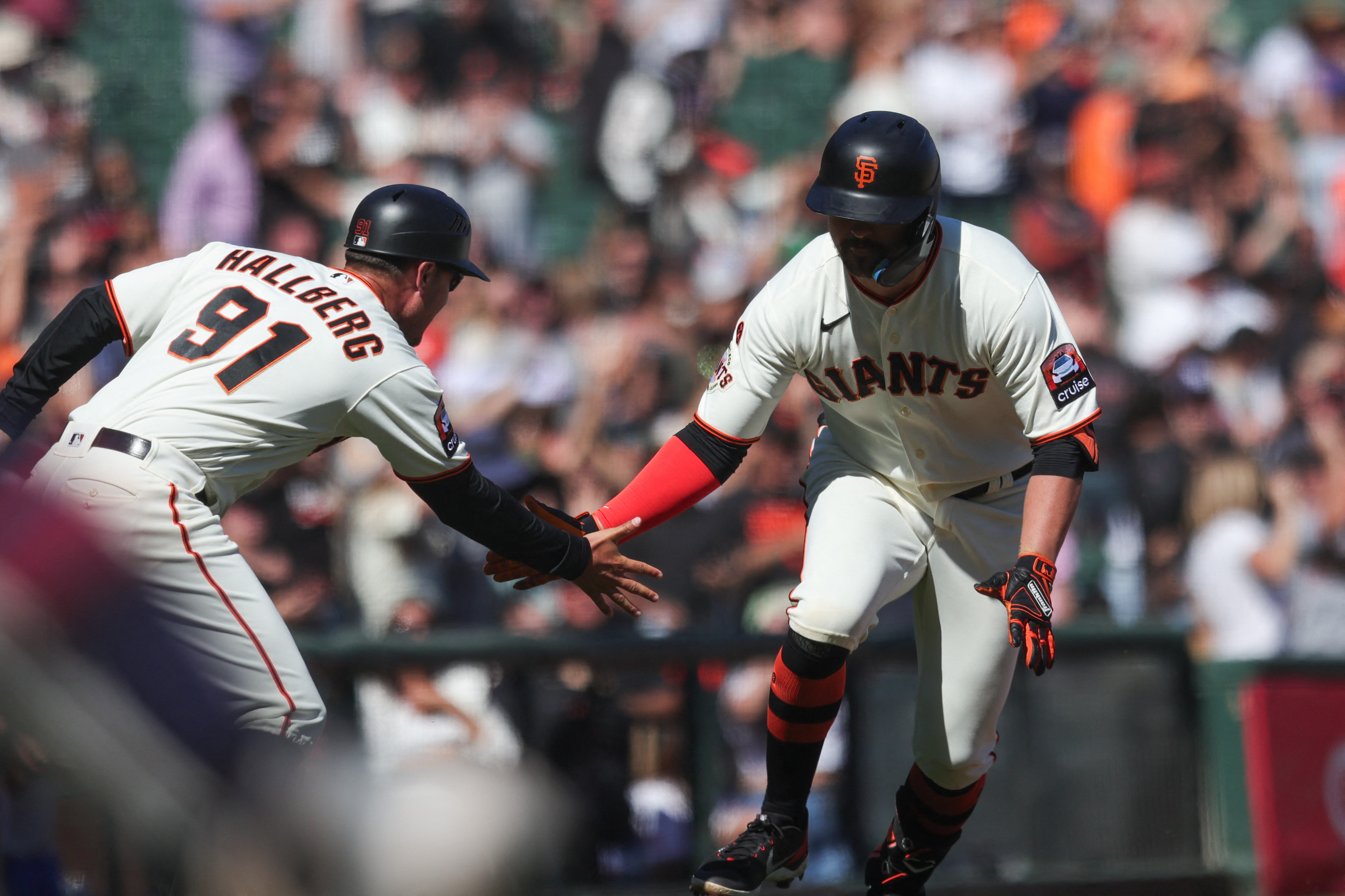 Giants rally late, edge Guardians in 10th