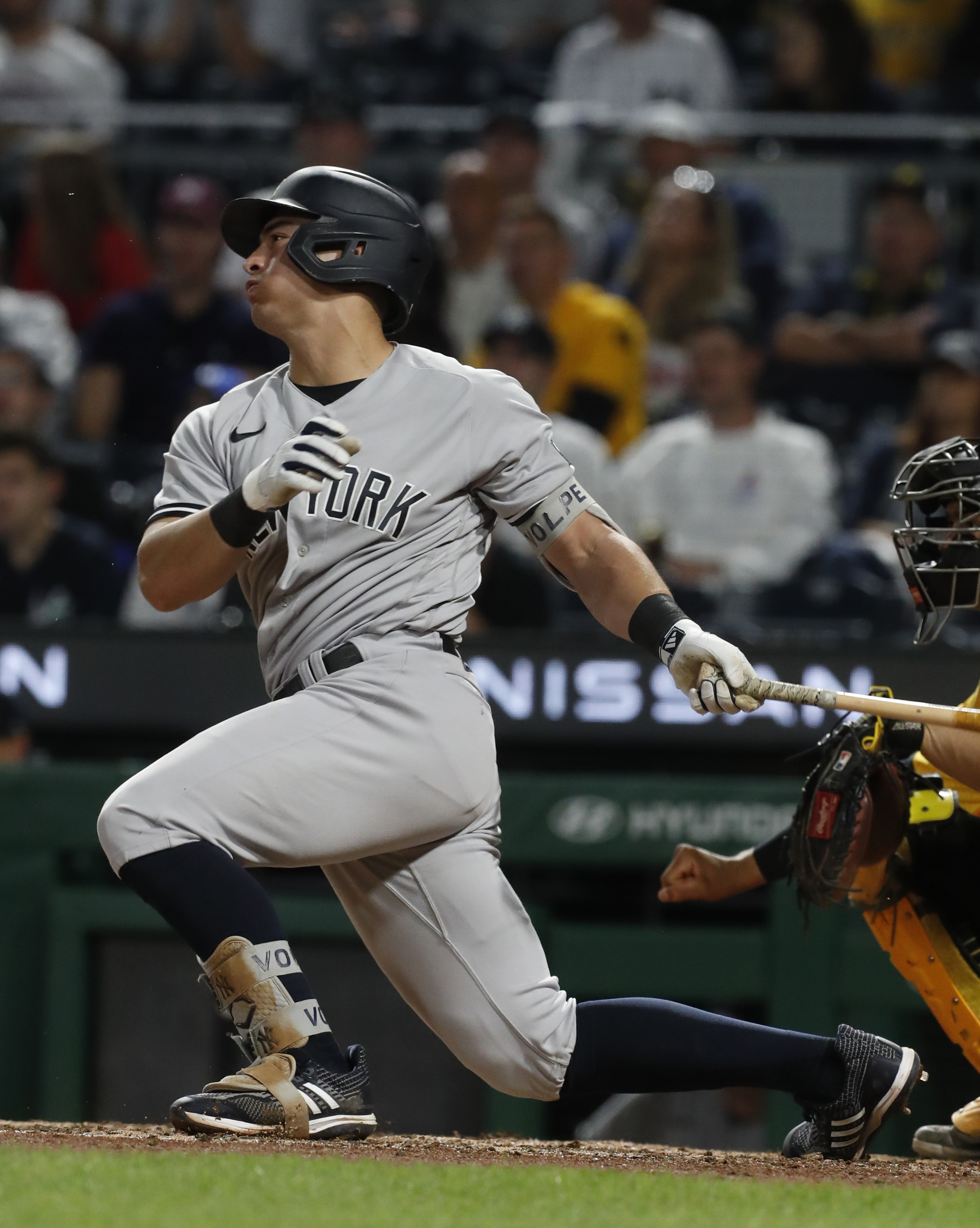 Giancarlo Stanton goes deep as Yankees sink Pirates