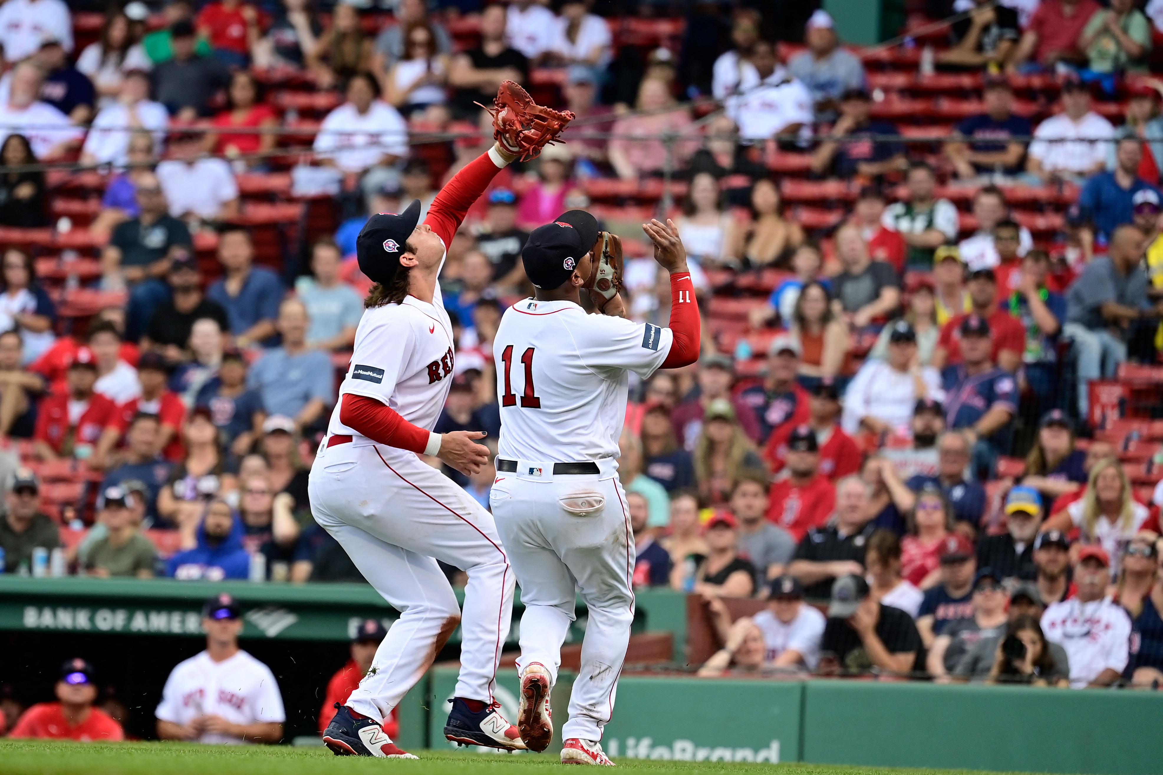 The new Mass Mutual sign shows the ball and strike count! : r/redsox