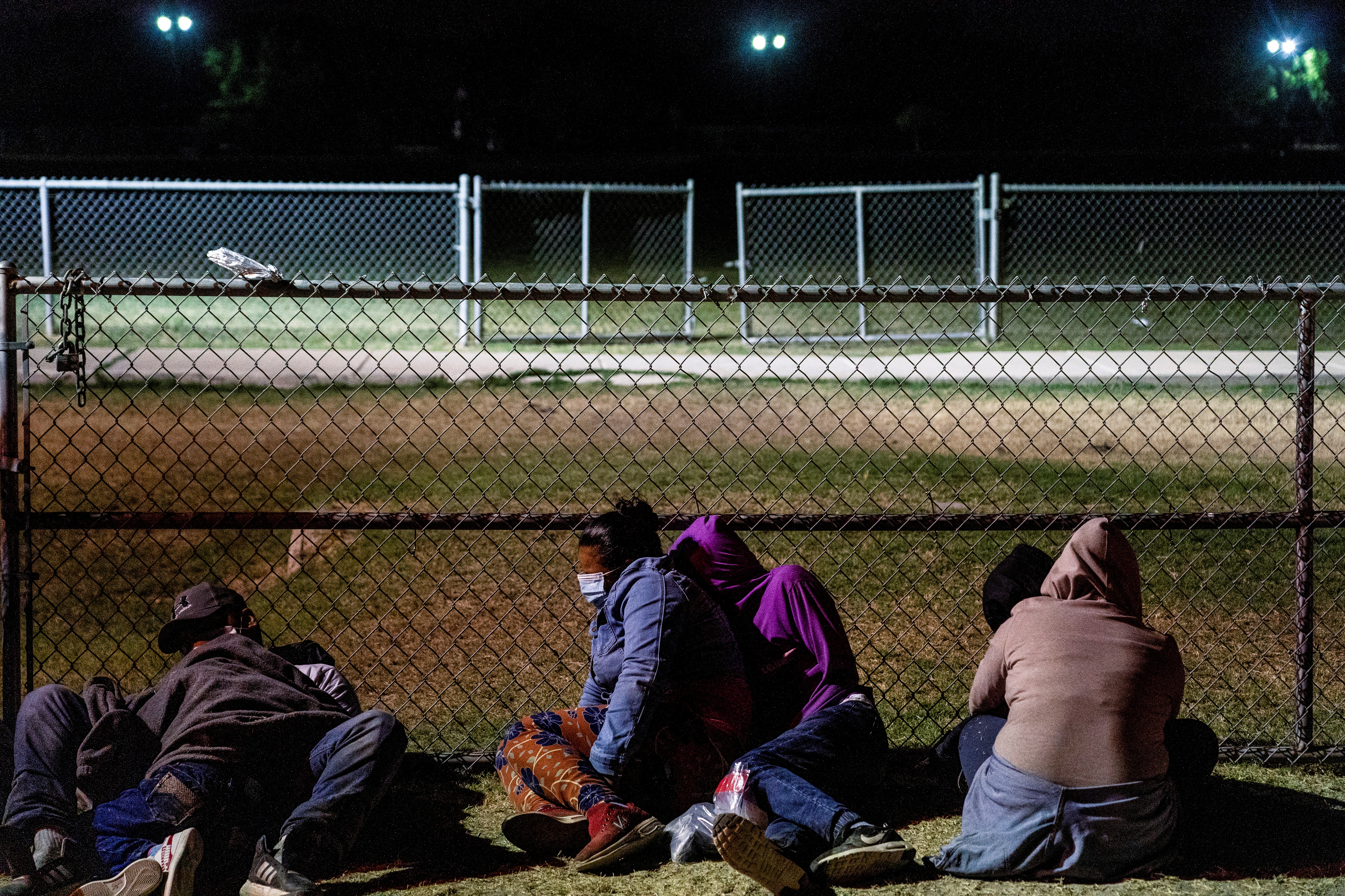 Las familias de los migrantes que buscan asilo descansan en el suelo mientras esperan ser transportados por las Patrullas Fronterizas de los Estados Unidos después de cruzar el Río Bravo hacia los Estados Unidos desde México en La Joya, Texas, EE. UU., El 7 de abril de 2021. REUTERS / Go Nakamura / Archivo fotográfico