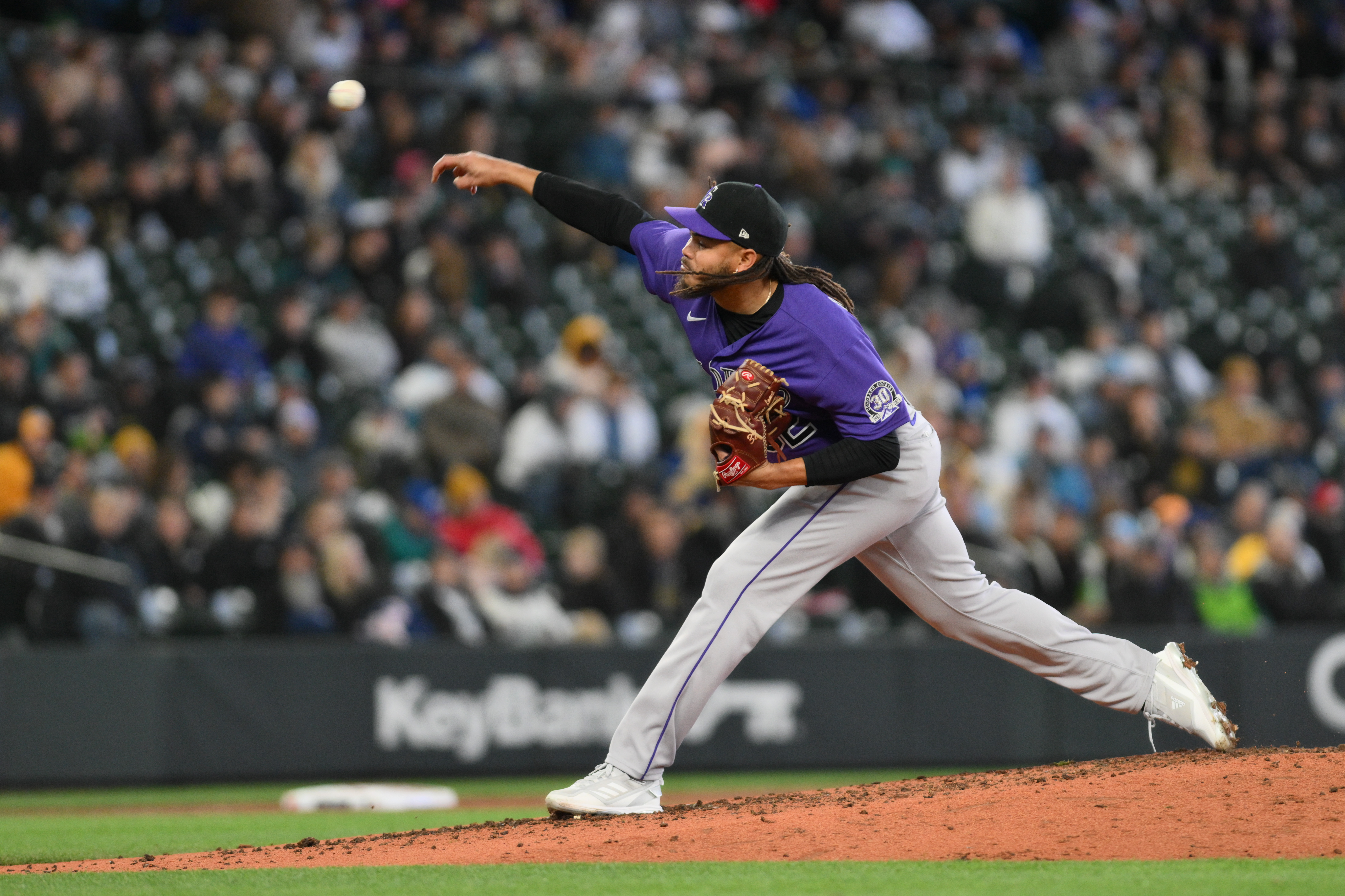 Luis Castillo flirts with perfection as Mariners sweep Rockies