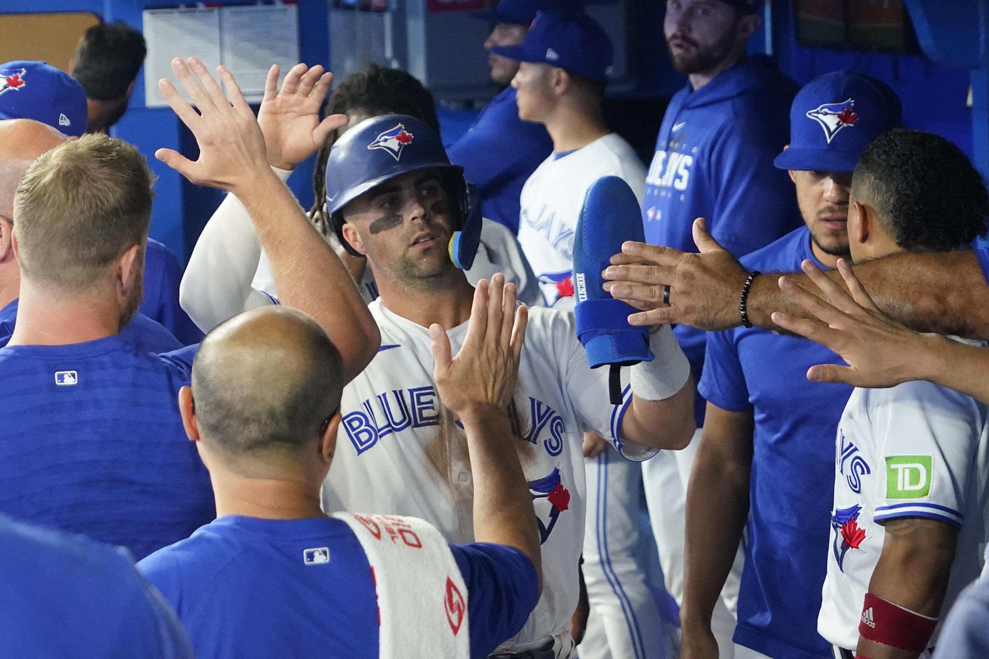 Blue Jays prevail in pitchers' duel, edge Phillies