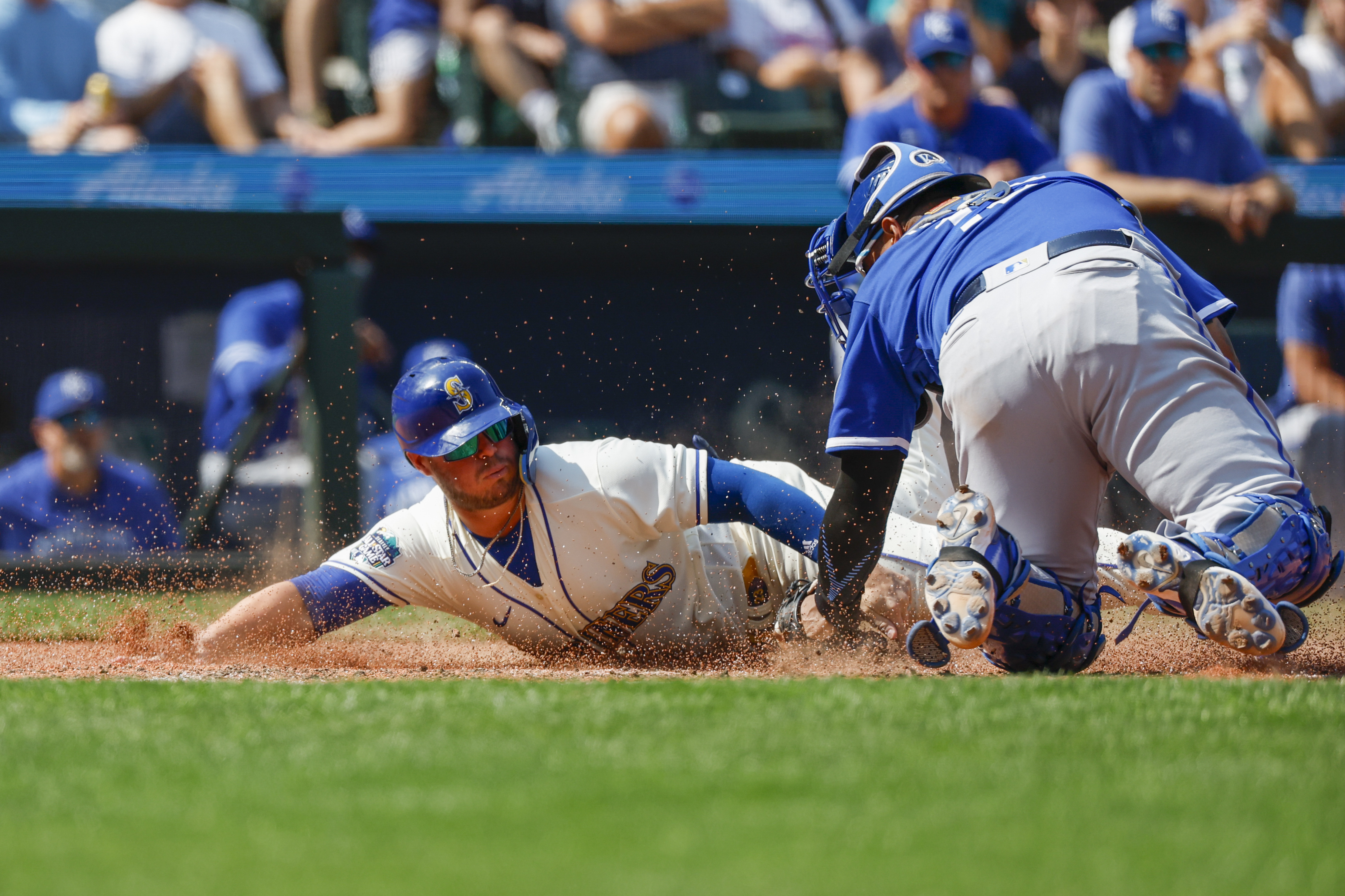 Mariners remain hot, dispatch Royals