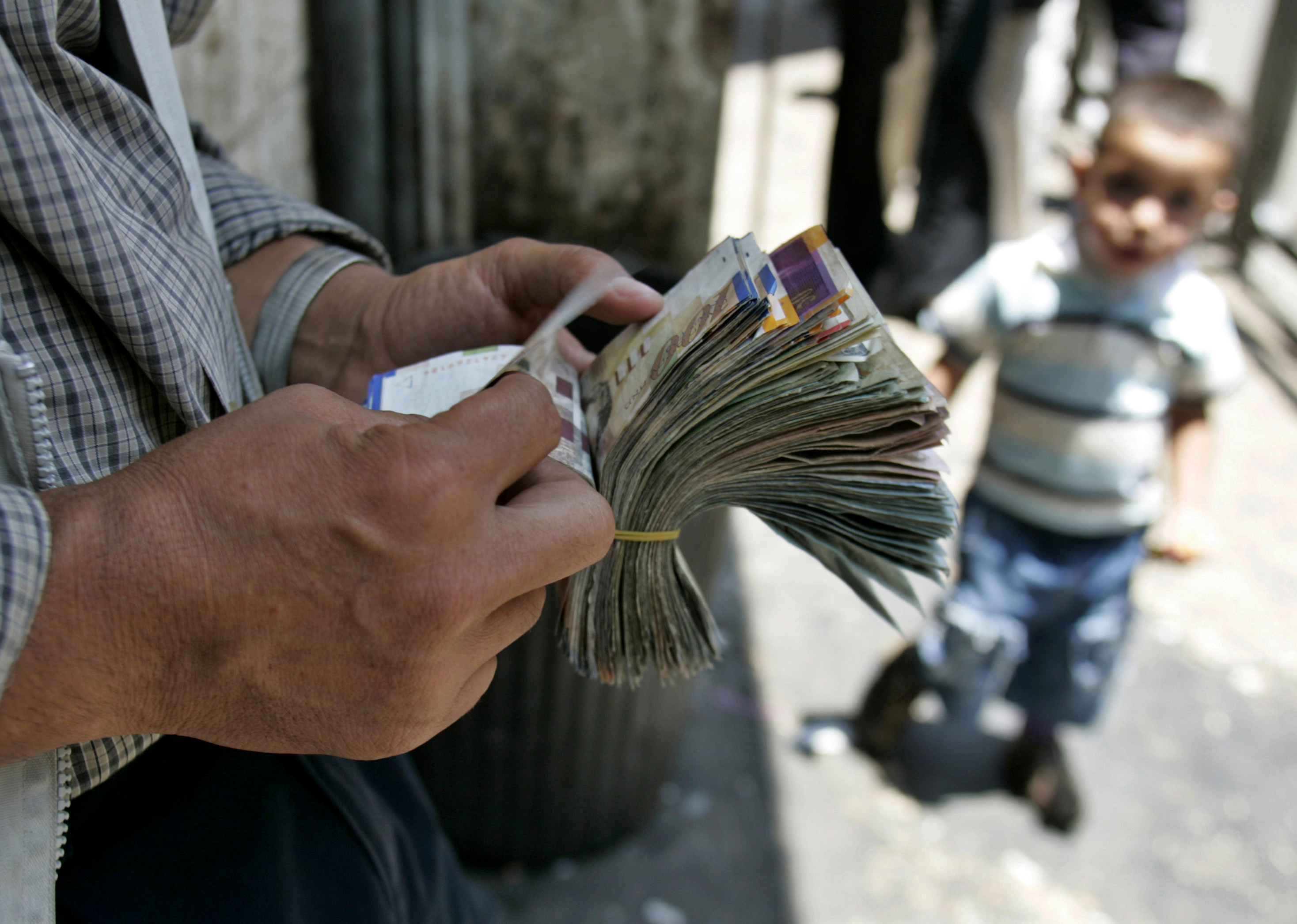 イスラエル通貨、2015年以来の安値 ハマスとの衝突激化懸念で | ロイター