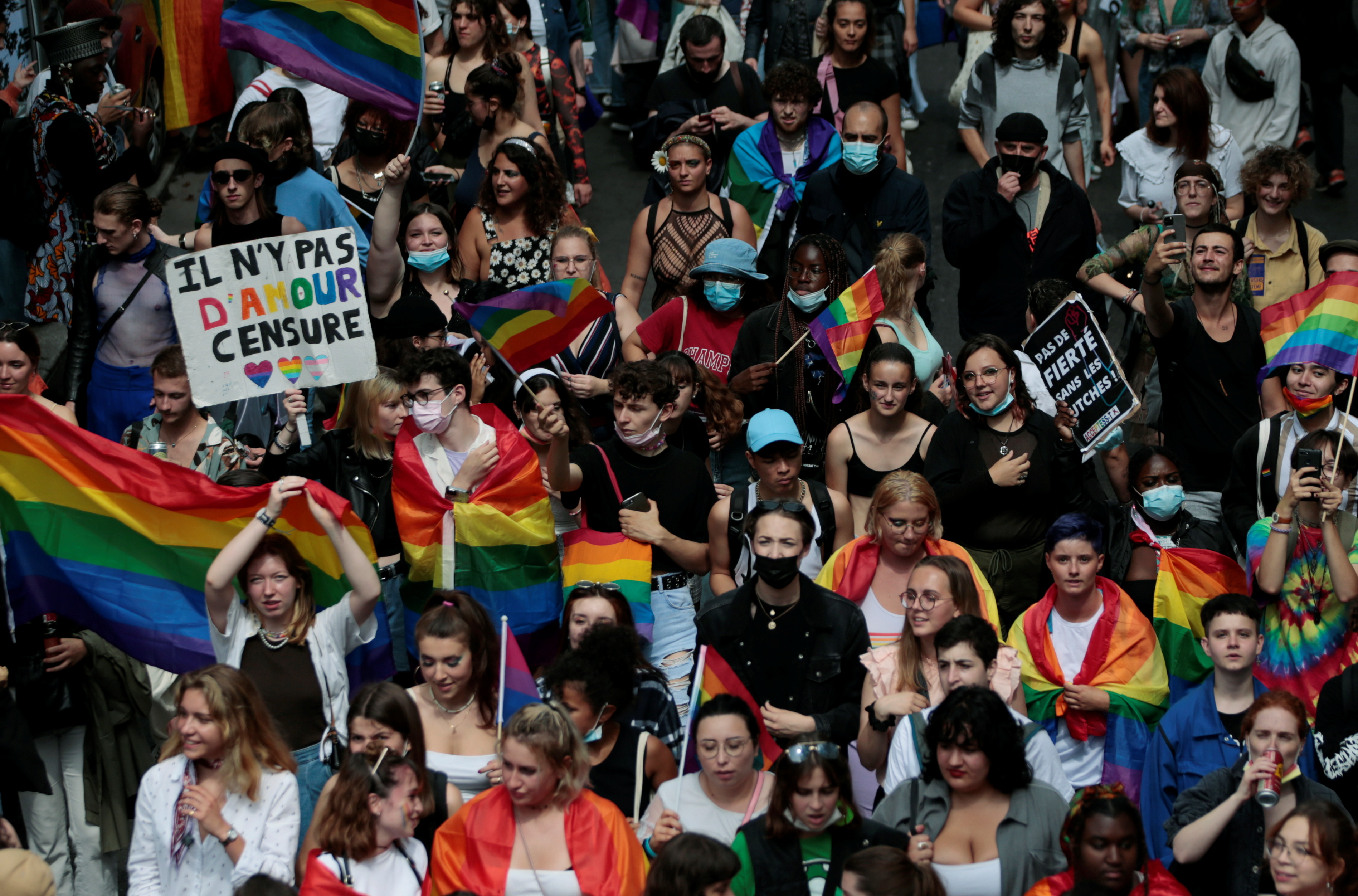 Peserta yang memegang bendera dan sepanduk pelangi mengambil bahagian dalam perarakan tradisional LGBTQ Pride, di tengah wabak penyakit coronavirus (COVID-19), di Paris, Perancis 26 Jun 2021. REUTERS / Sarah Meyssonnier