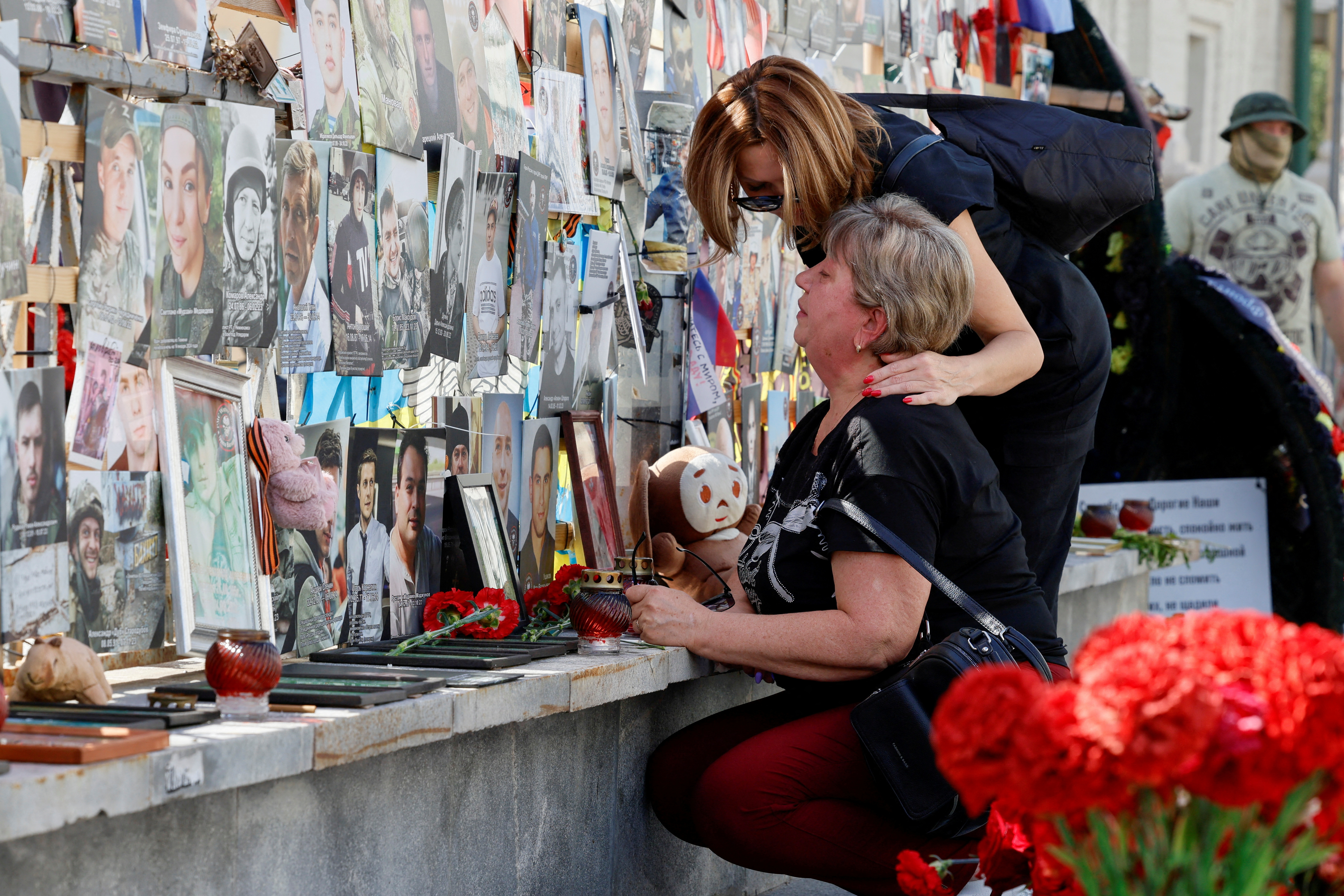 People in Moscow pay tribute to Wagner mercenaries killed in Mali