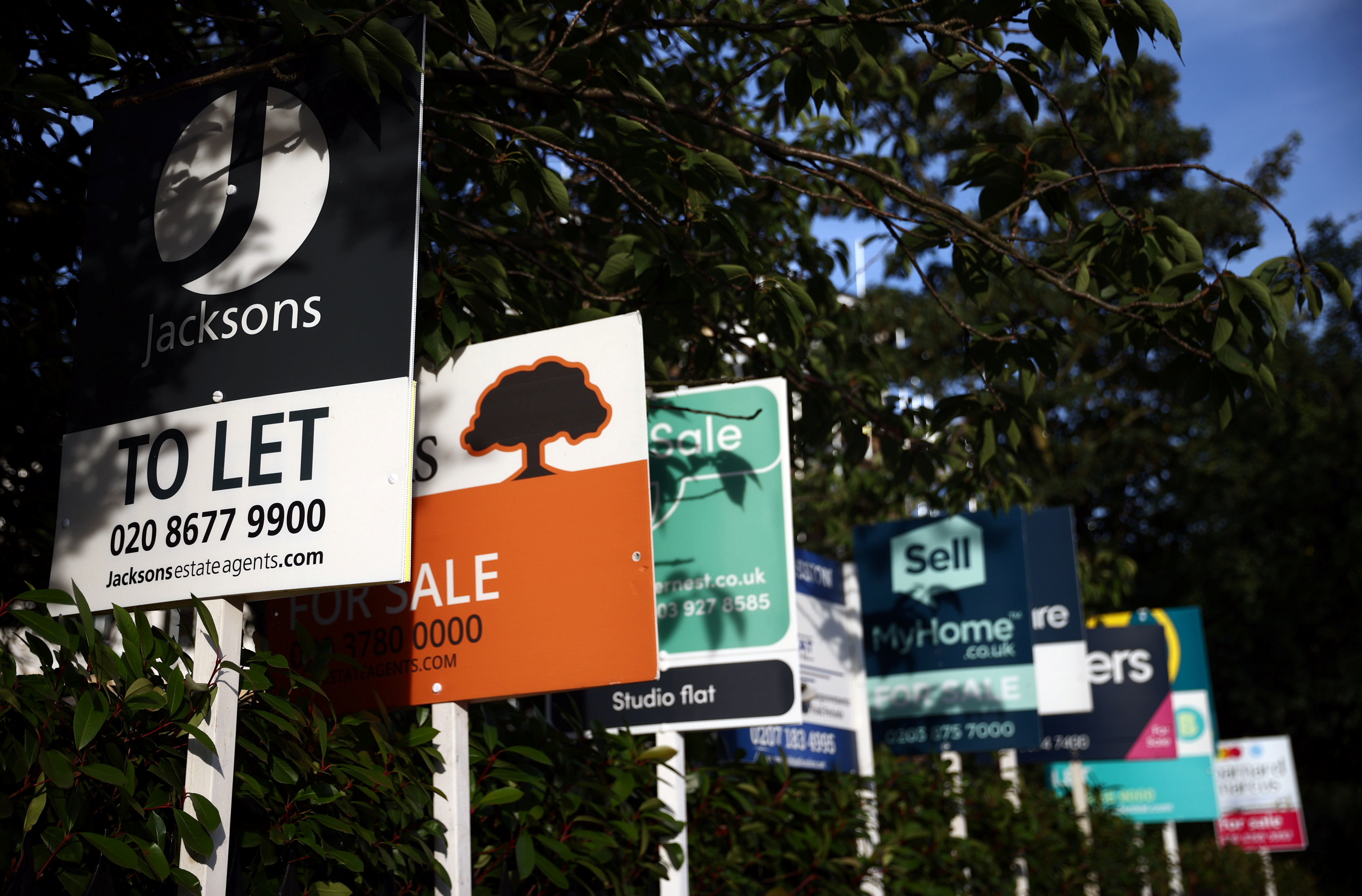 intellectueel Kolonel hoog UK house price climb slows, homes shortage deepens - RICS | Reuters