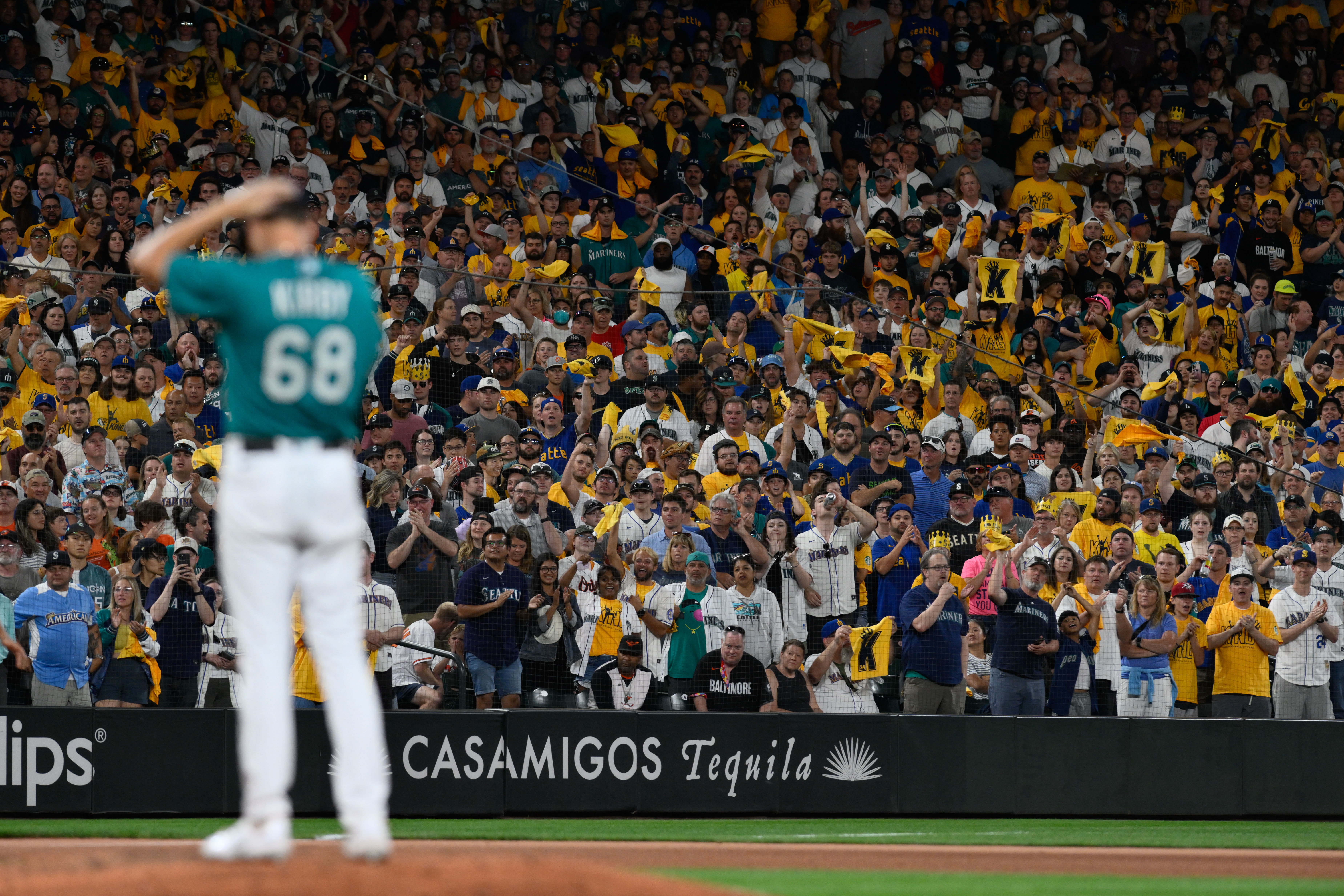 Mariners open Félix Weekend with a bang, win big over Orioles 9-2
