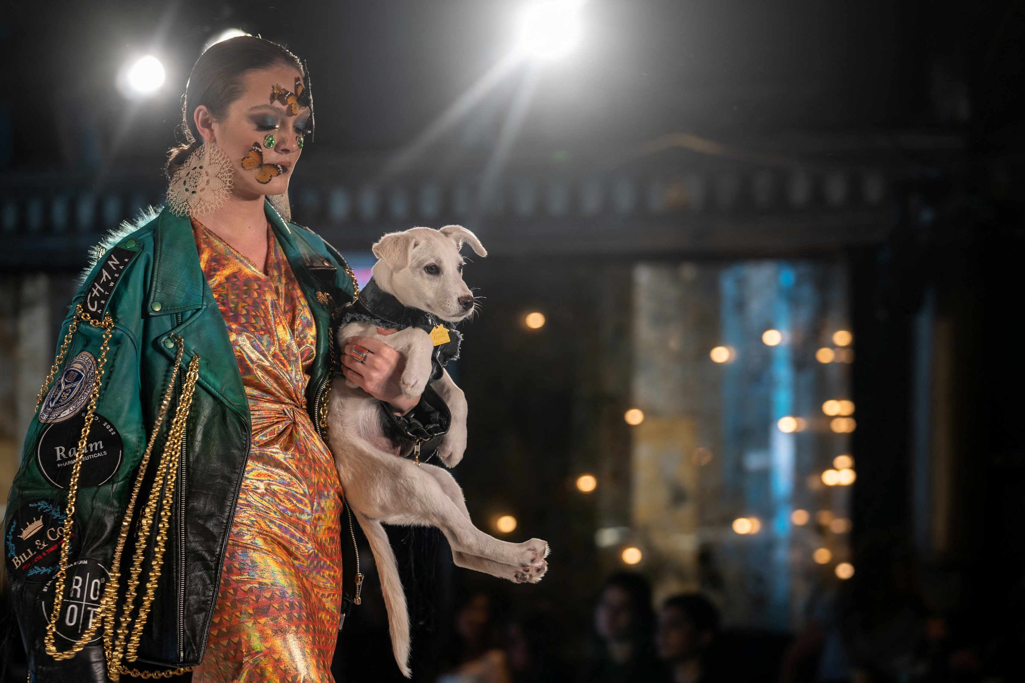 Una modelo pasea con un perro durante el desfile CatWalk FurBaby durante la Semana de la Moda de Nueva York en Nueva York