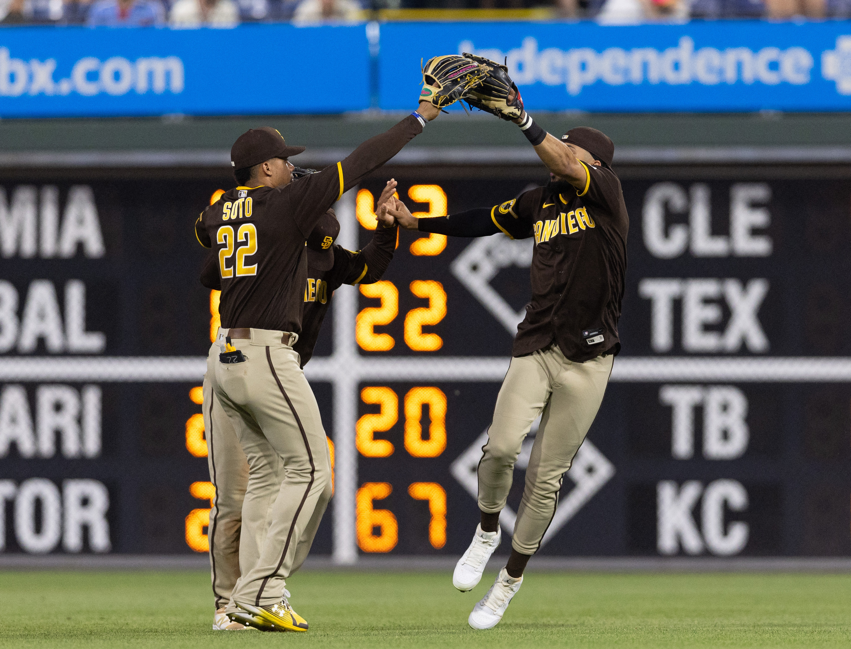 Padres sock four homers, roll past Phillies