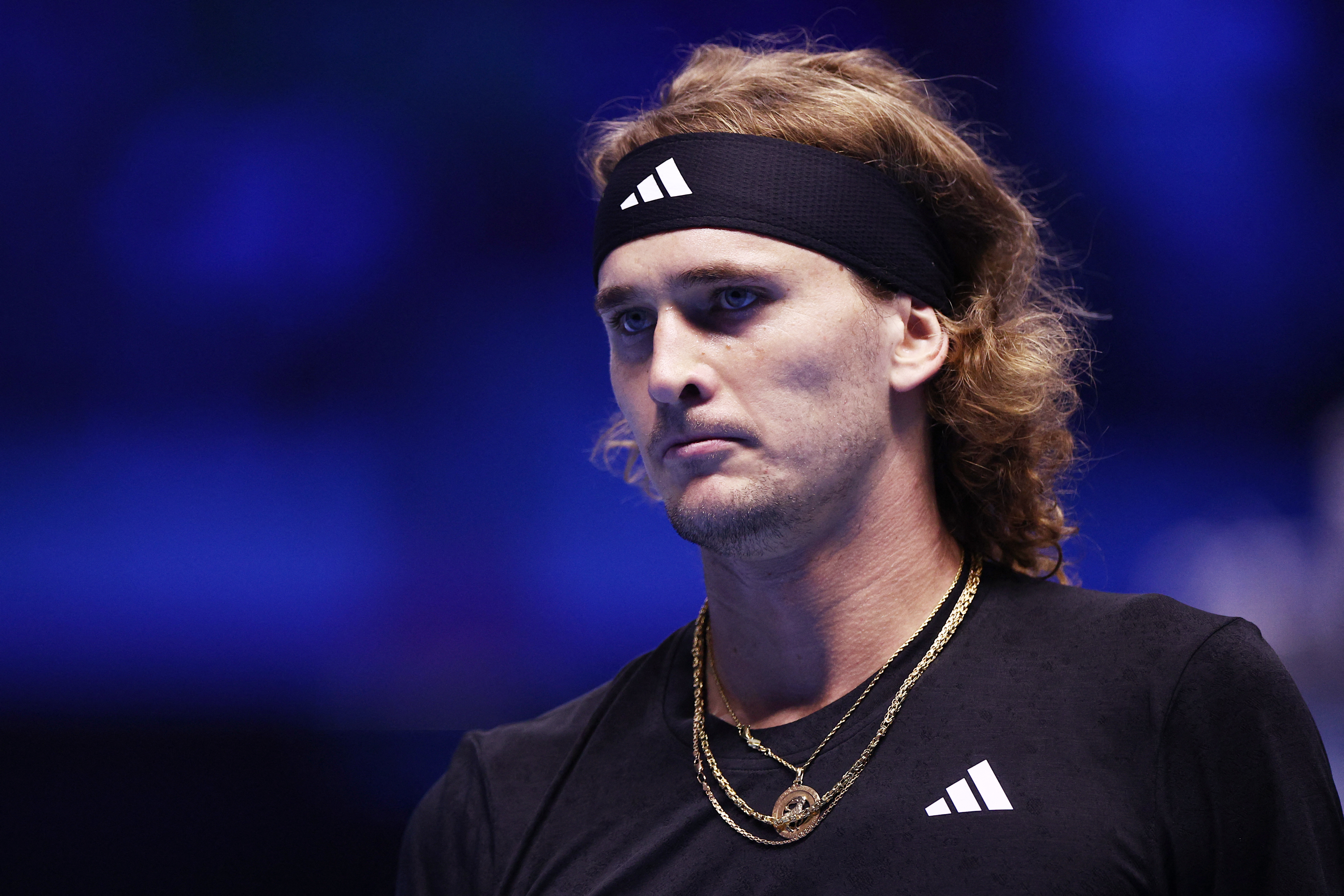 Zverev overpowers Alcaraz in ATP Finals opener