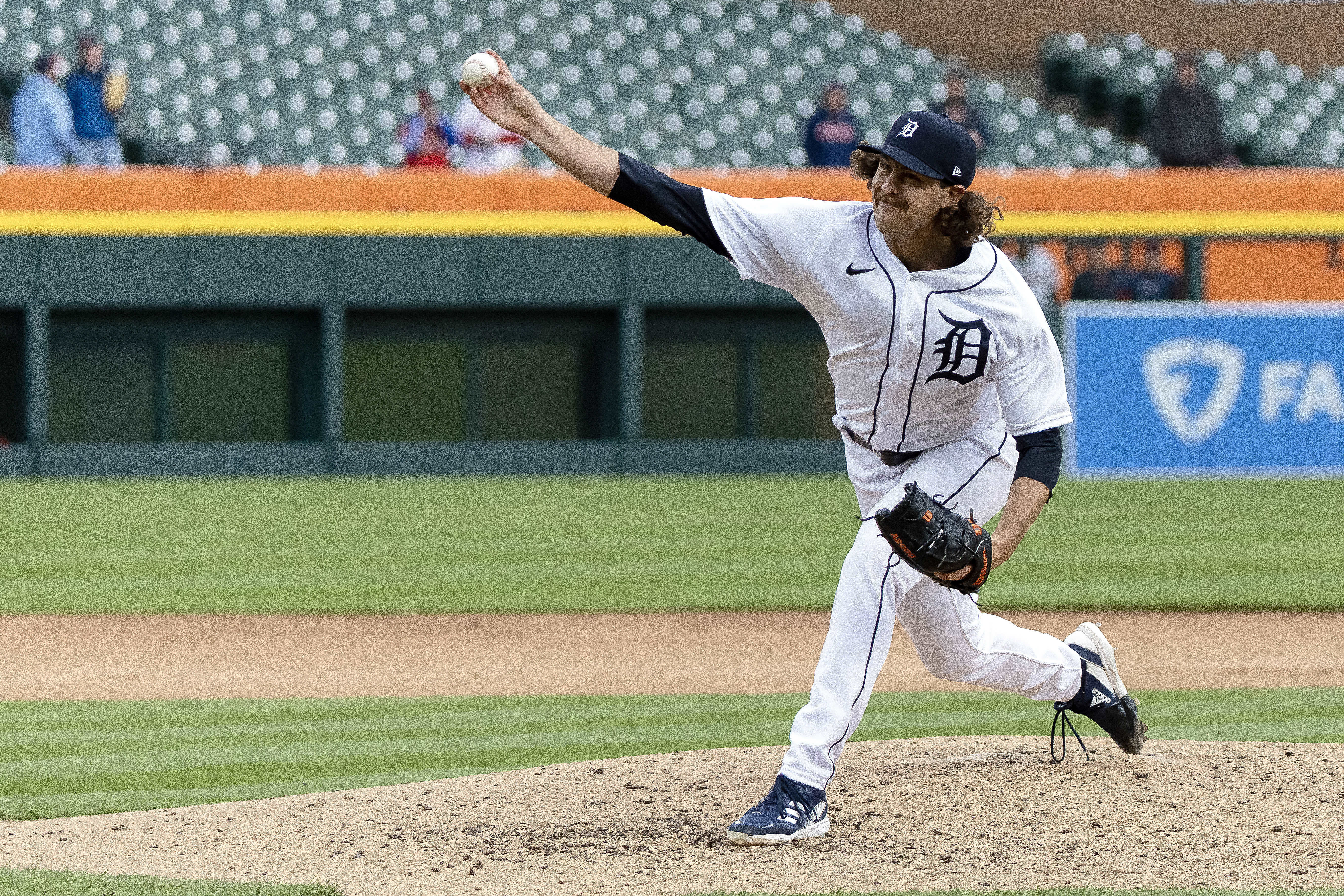 Tigers sweep doubleheader from Guardians