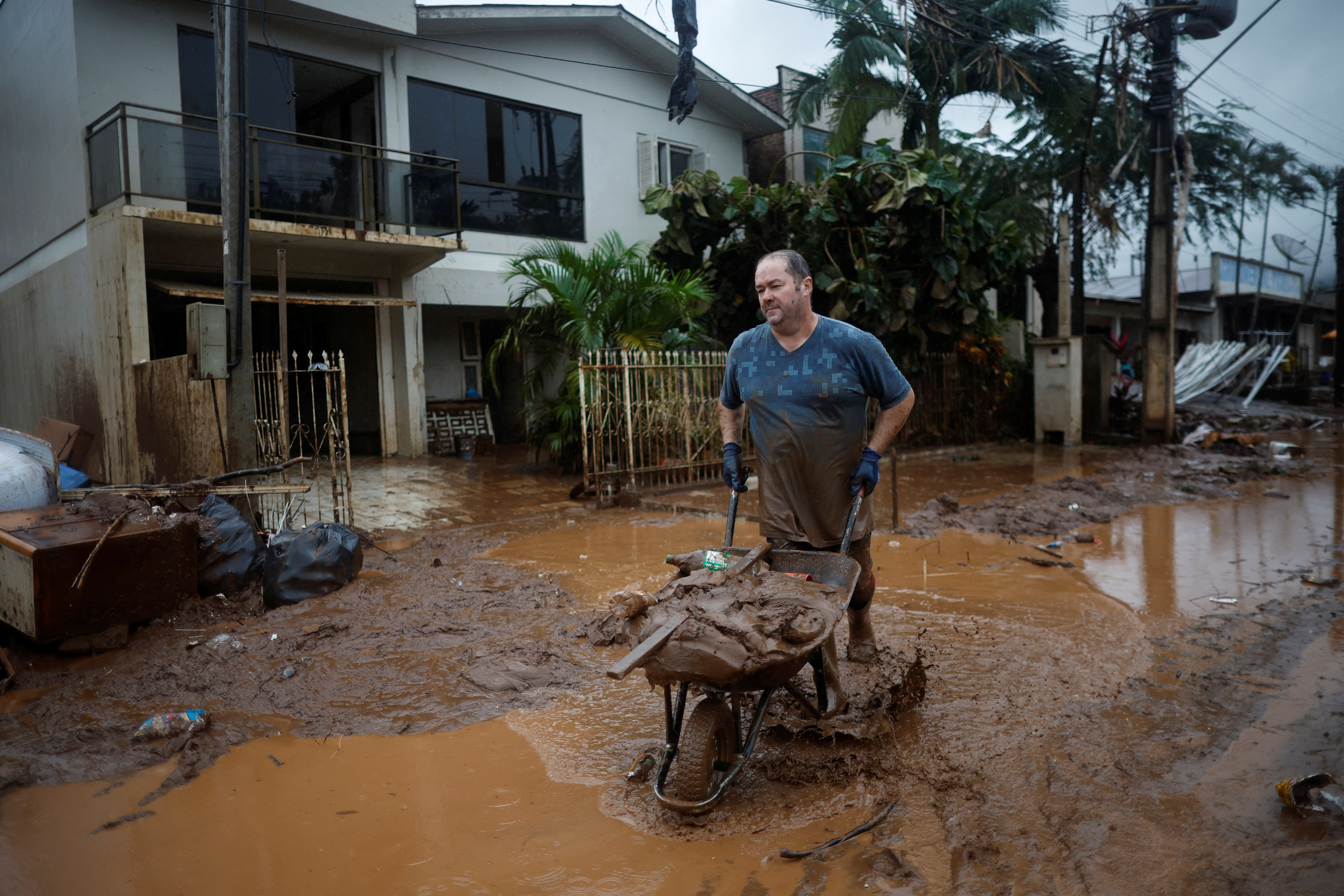 In pictures: Death toll from floods in Brazil rises - May 14, 2024 | ロイター