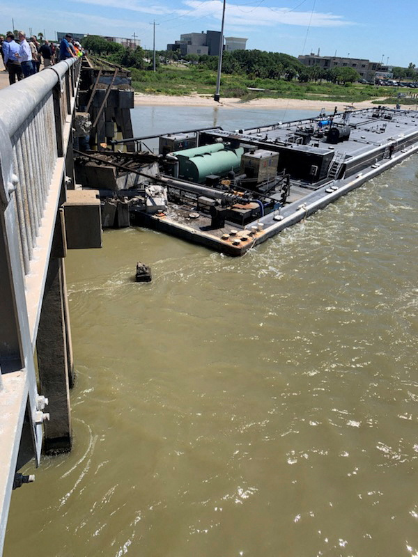 Barge hits bridge in Texas, spills oil and shuts road | Reuters