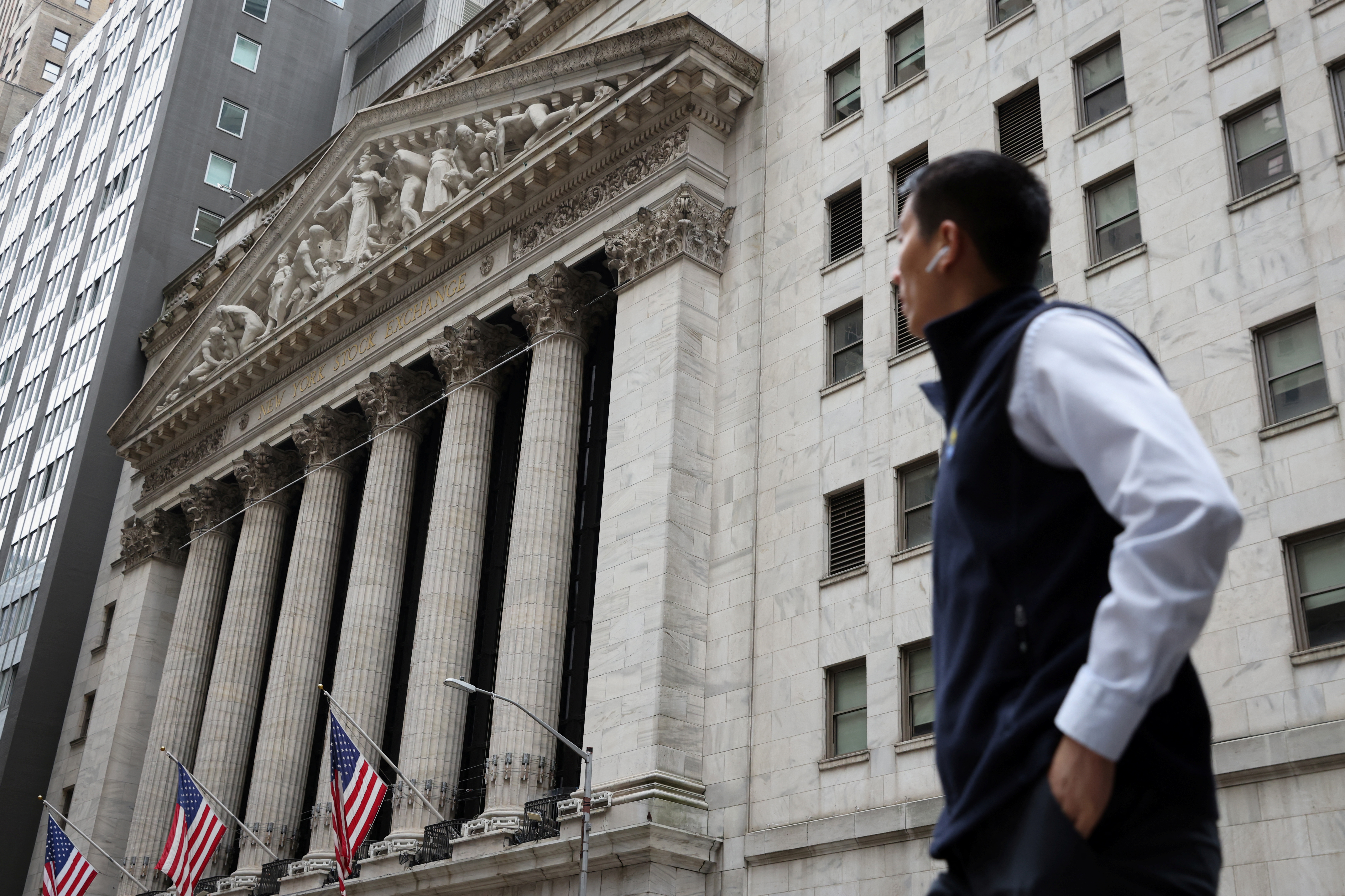 Wall Street rally while Fed reports meet expectations