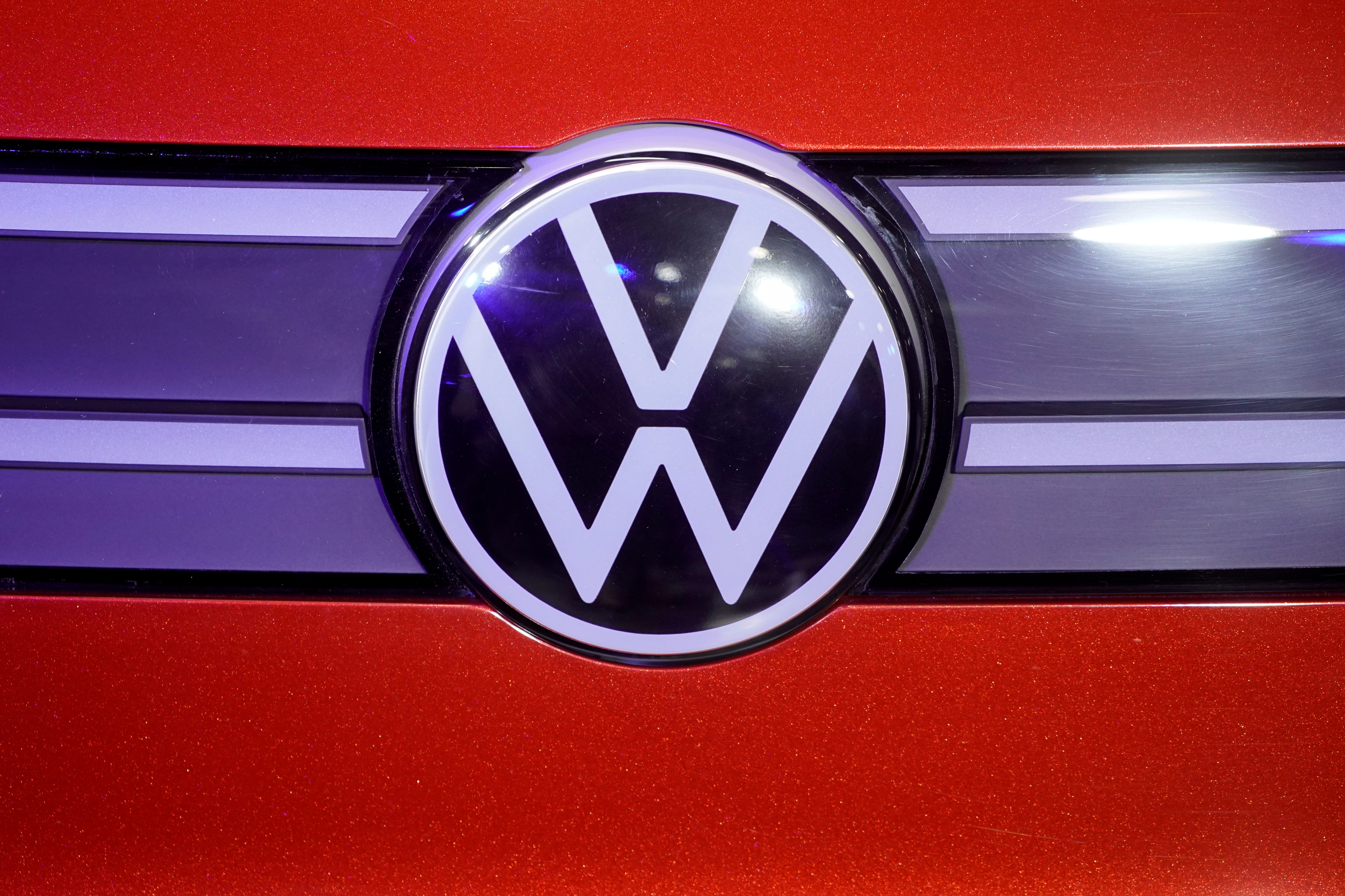 Un logotipo de Volkswagen se ve en un evento de finalización de la construcción de la planta de vehículos eléctricos SAIC Volkswagen MEB en Shanghai