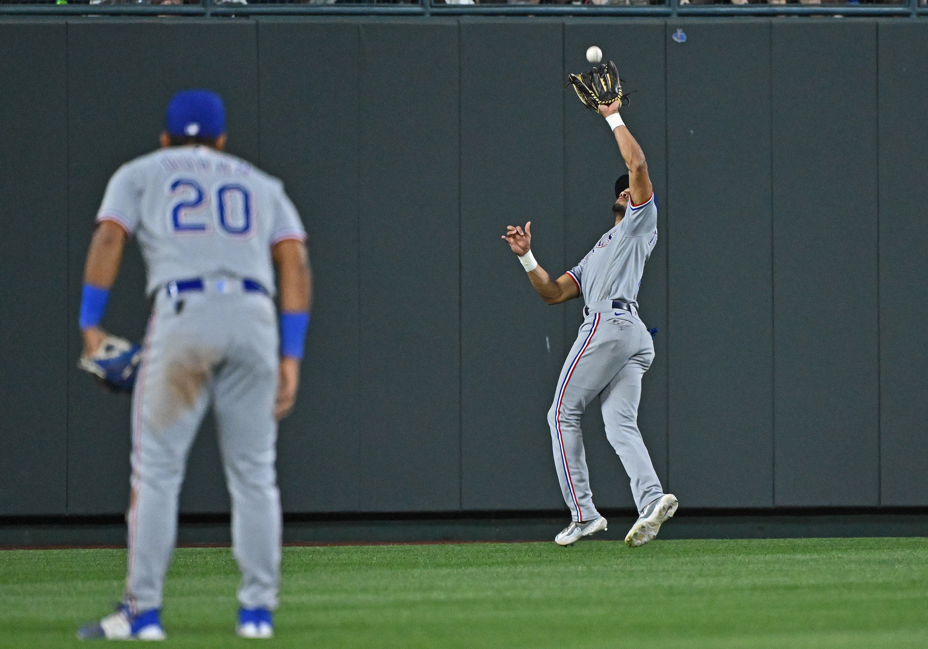 Texas Rangers rout Kansas City Royals 12-2