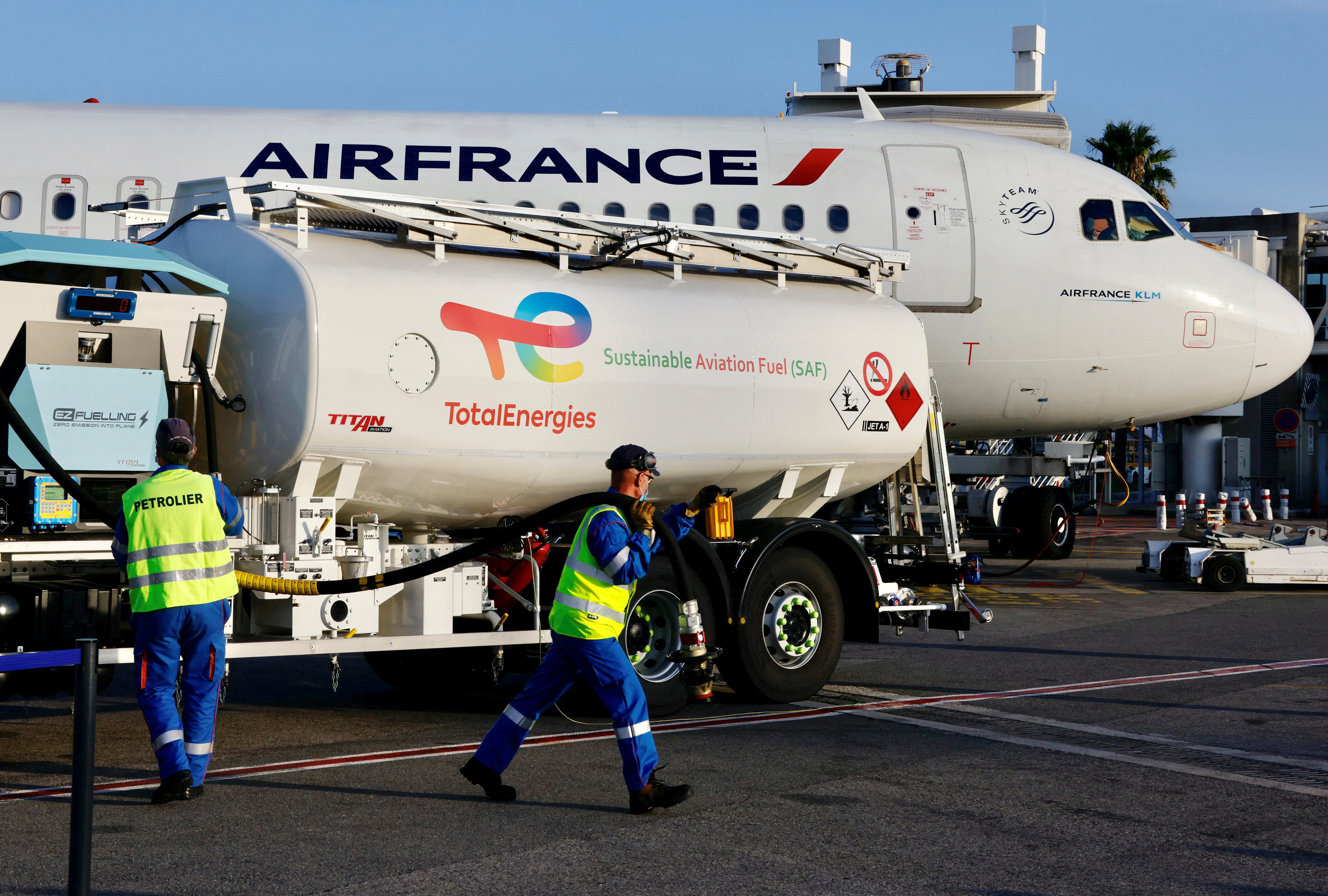France Considers Taxing Private Jet Use in Fight Against Climate