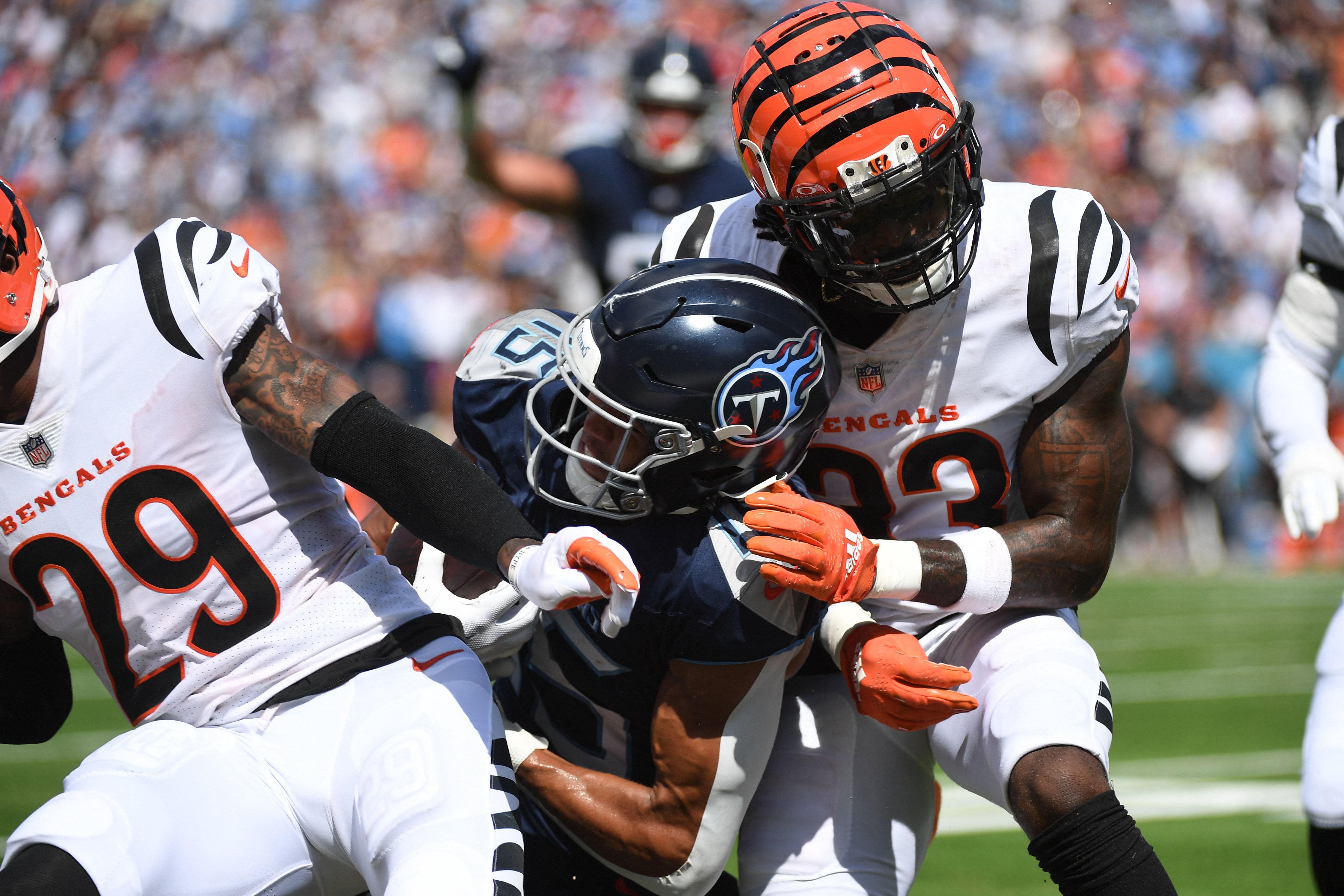 Derrick Henry helps Texans rout Bengals