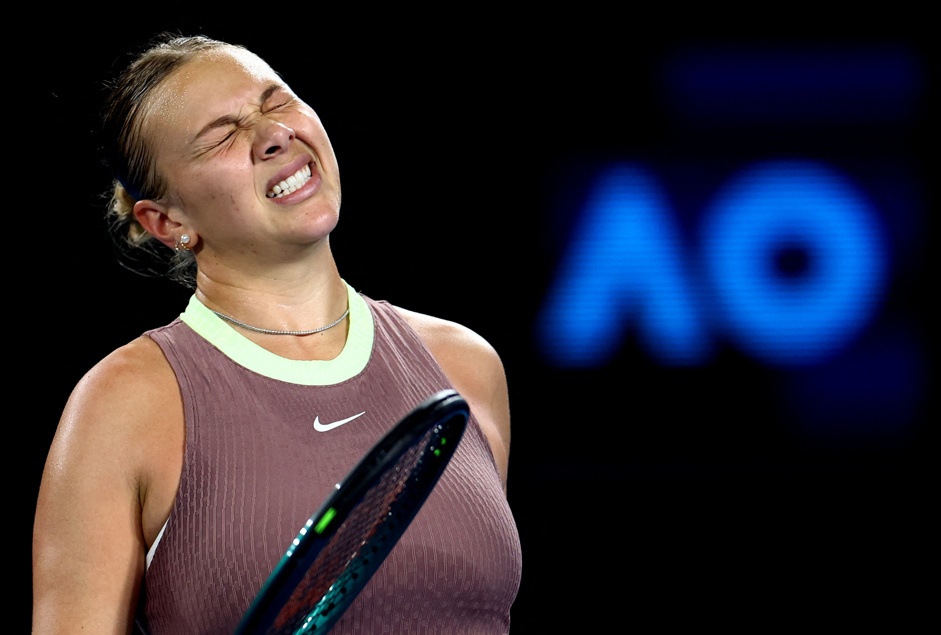 Clinical Sabalenka strides into Melbourne quarter-finals | Reuters