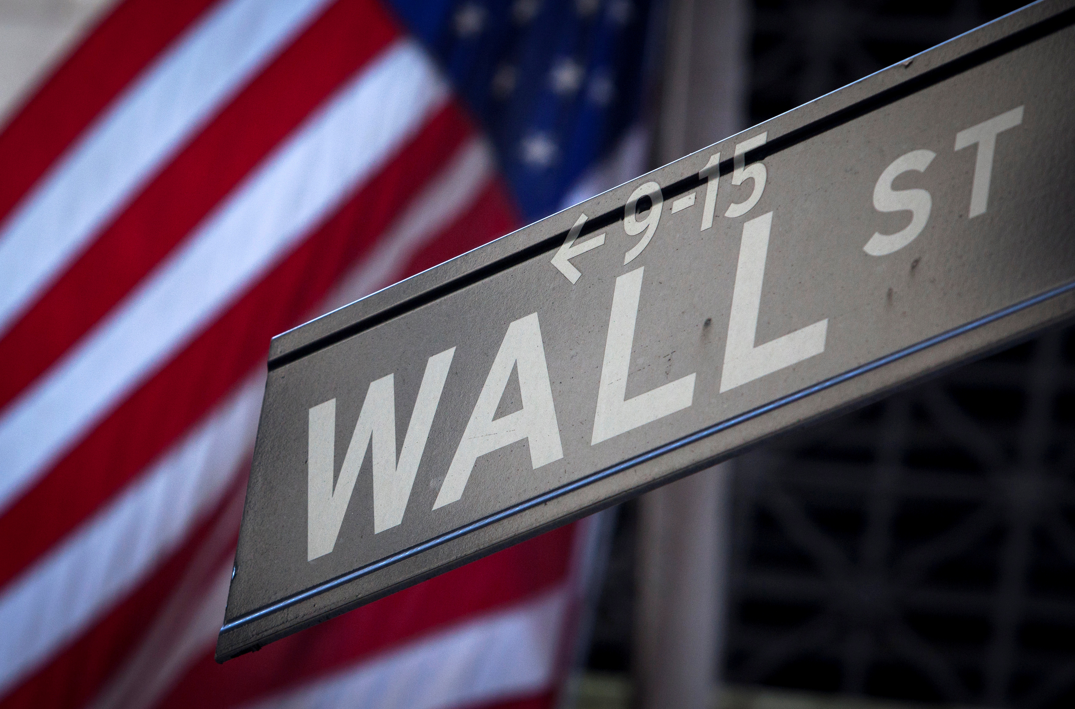 Un panneau de Wall Street devant la Bourse de New York