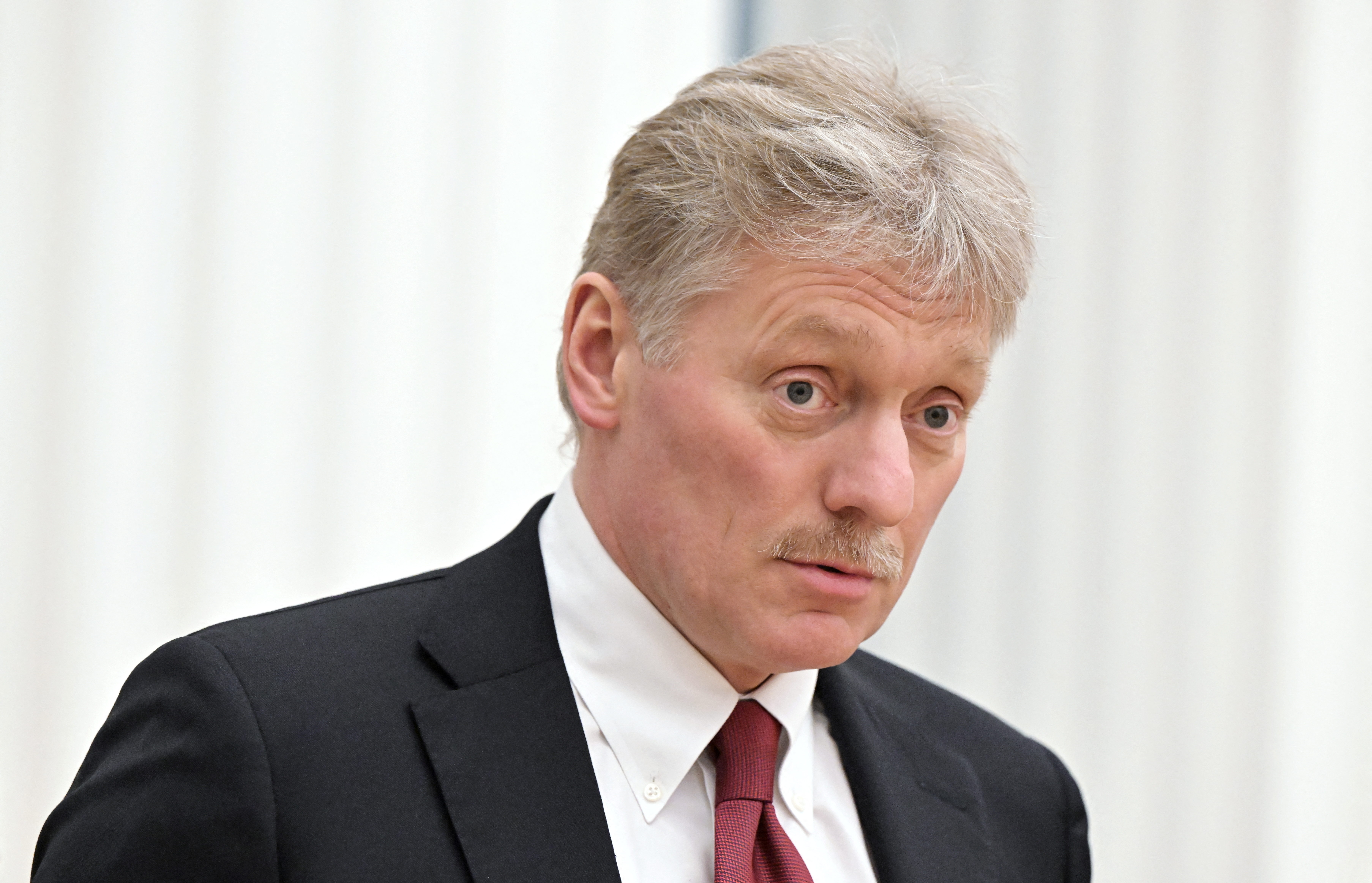Kremlin tiedottaja Dmitri Peskov osallistuu tiedotustilaisuuteen Moskovassa
