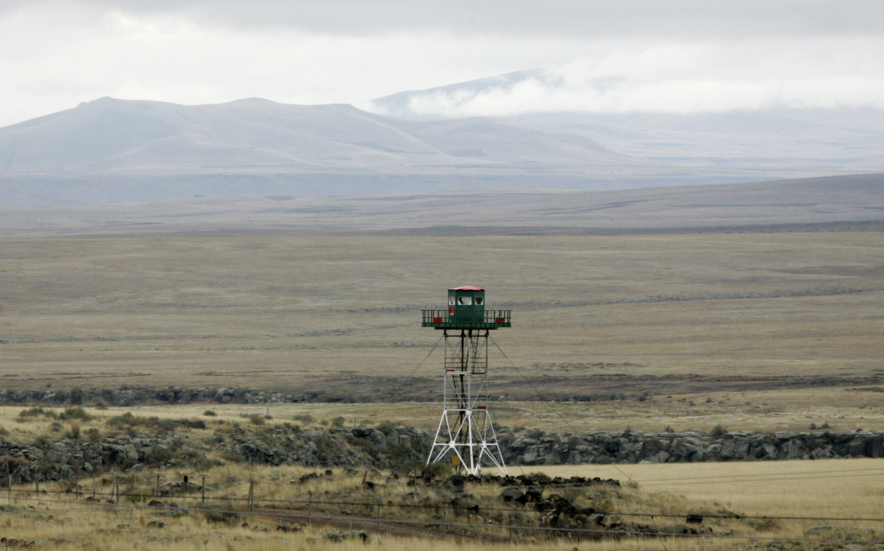 A border tower is seen in Getap, some 85 km (53 miles) northwest of Yerevan, in the Armenian side of the Armenian Turkish border, November 1, 2009.    REUTERS/David Mdzinarishvili  