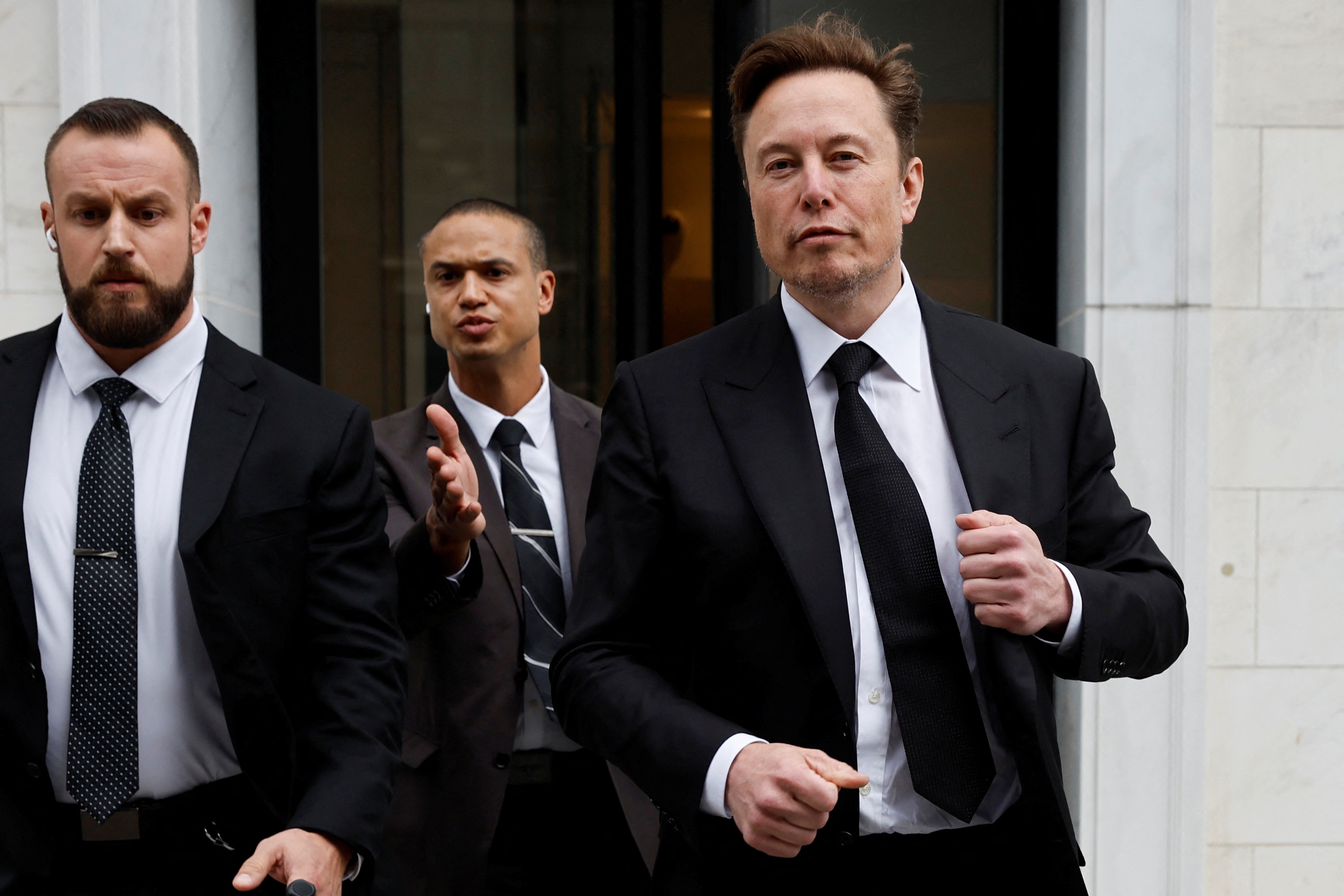 Giám đốc điều hành Tesla, Musk rời văn phòng địa phương của công ty ở Washington