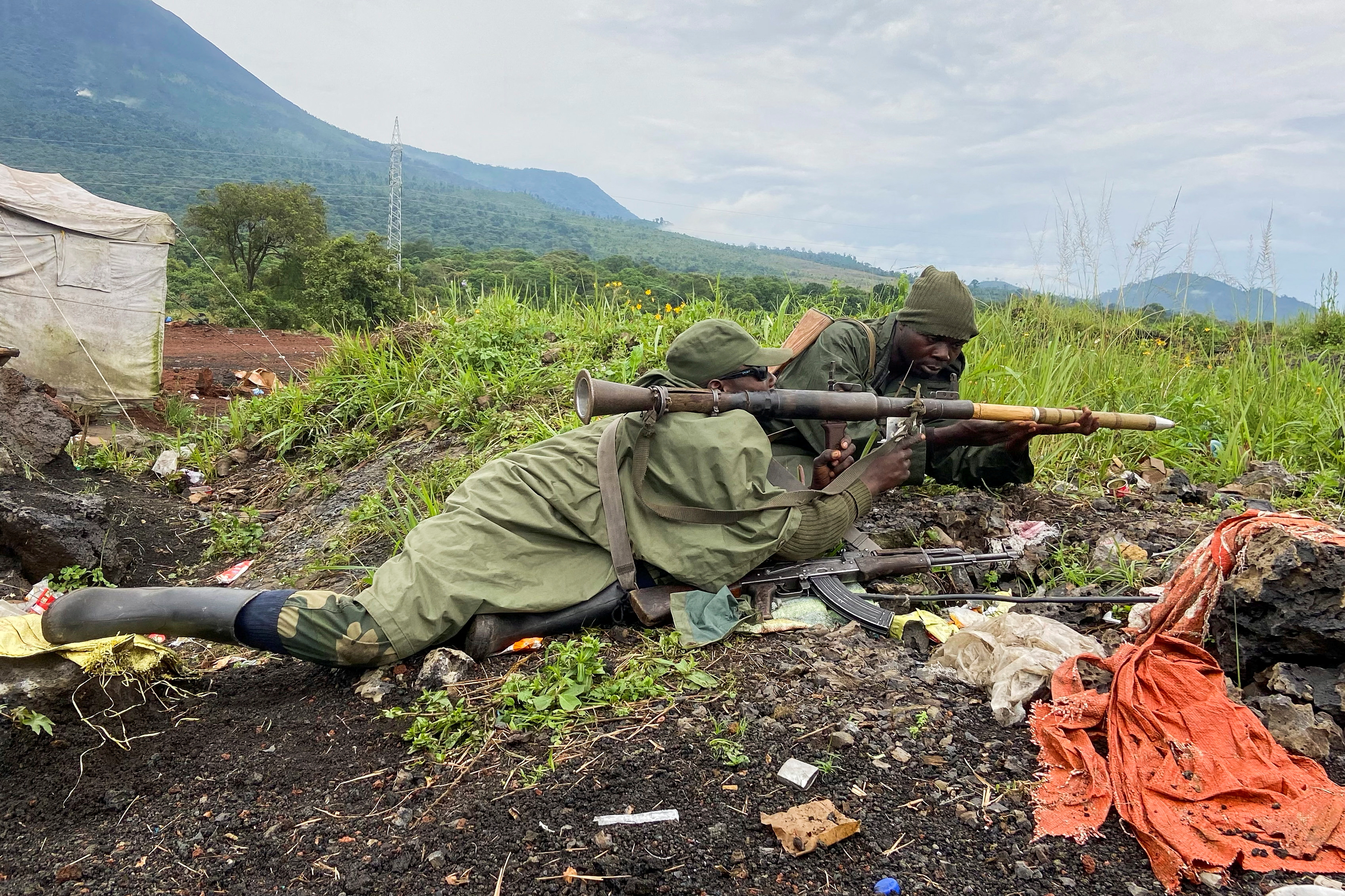 Soldiers of the Democratic Republic of the Congo take position following renewed fighting near the border with Rwanda